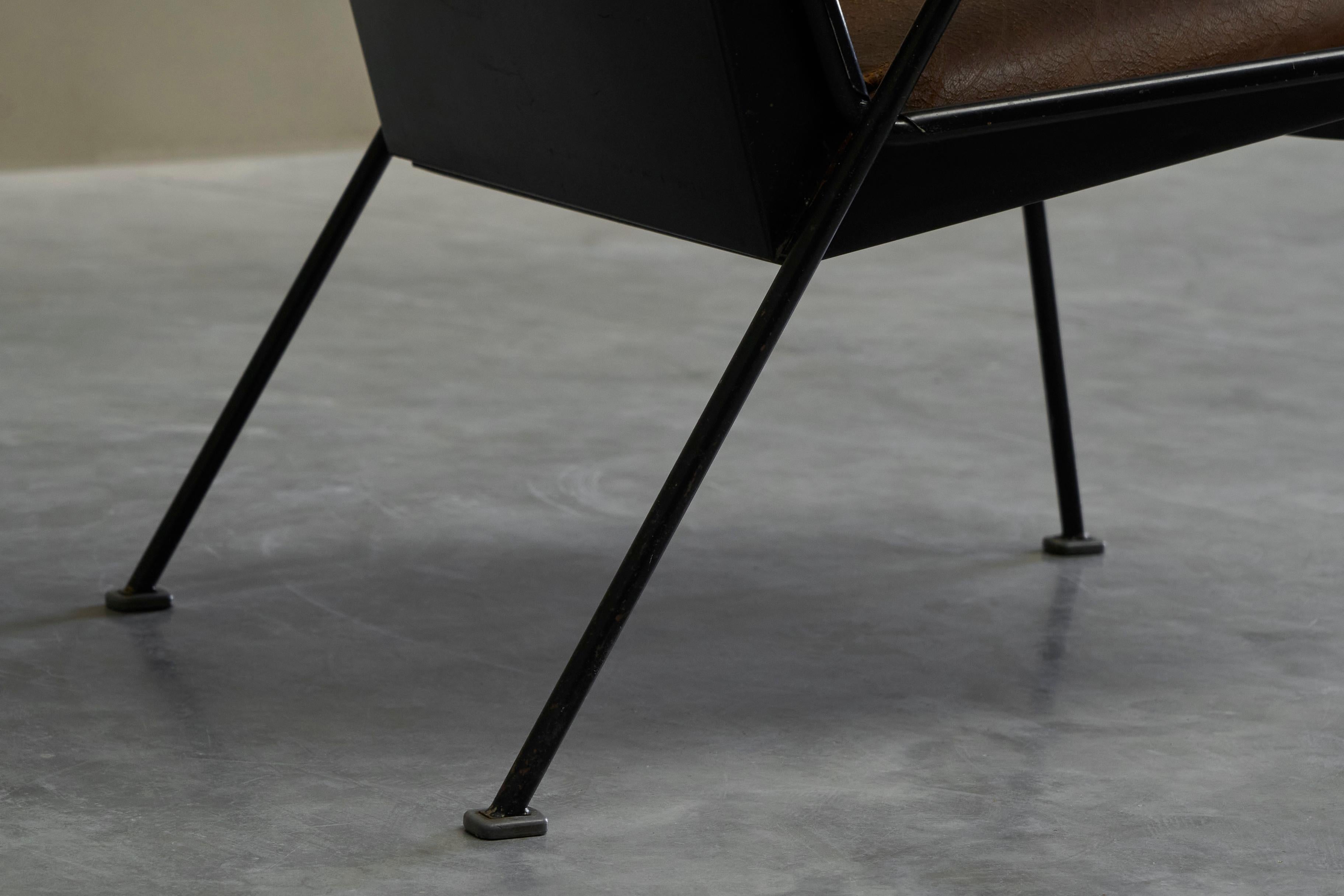 Chaise longue hollandaise moderniste en acier émaillé et cuir brun patiné années 1950 en vente 2