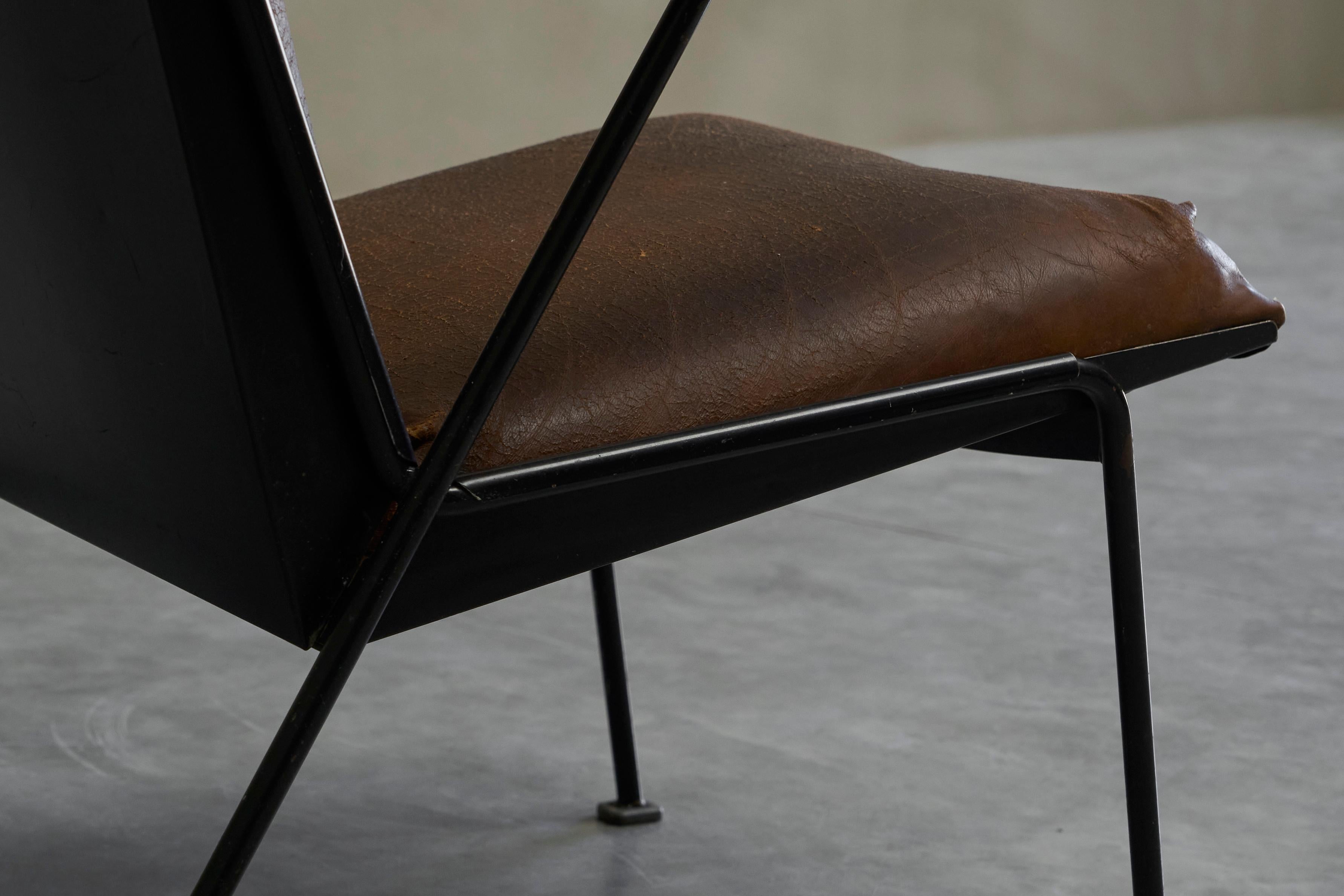 Chaise longue hollandaise moderniste en acier émaillé et cuir brun patiné années 1950 en vente 4