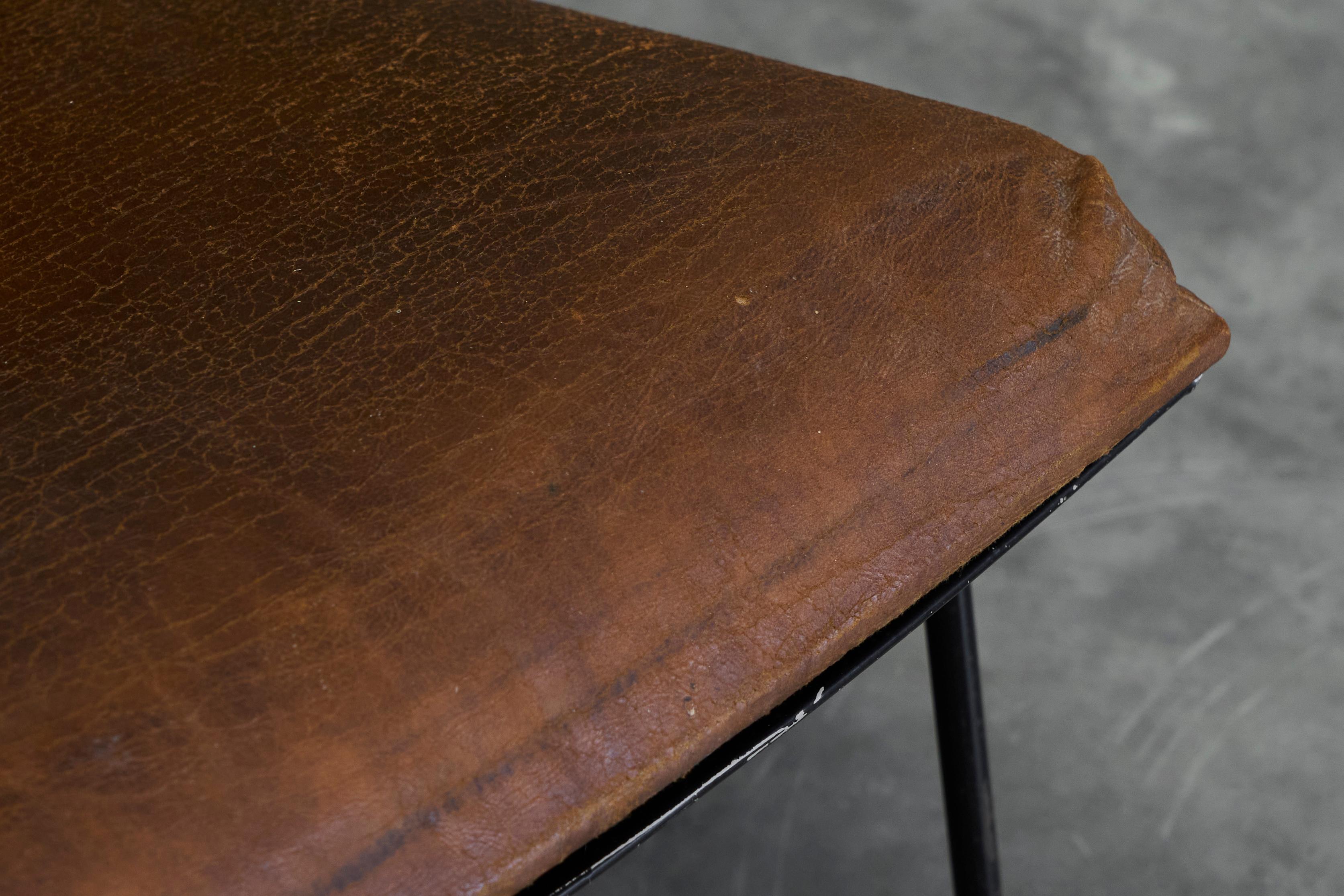 Chaise longue hollandaise moderniste en acier émaillé et cuir brun patiné années 1950 en vente 5