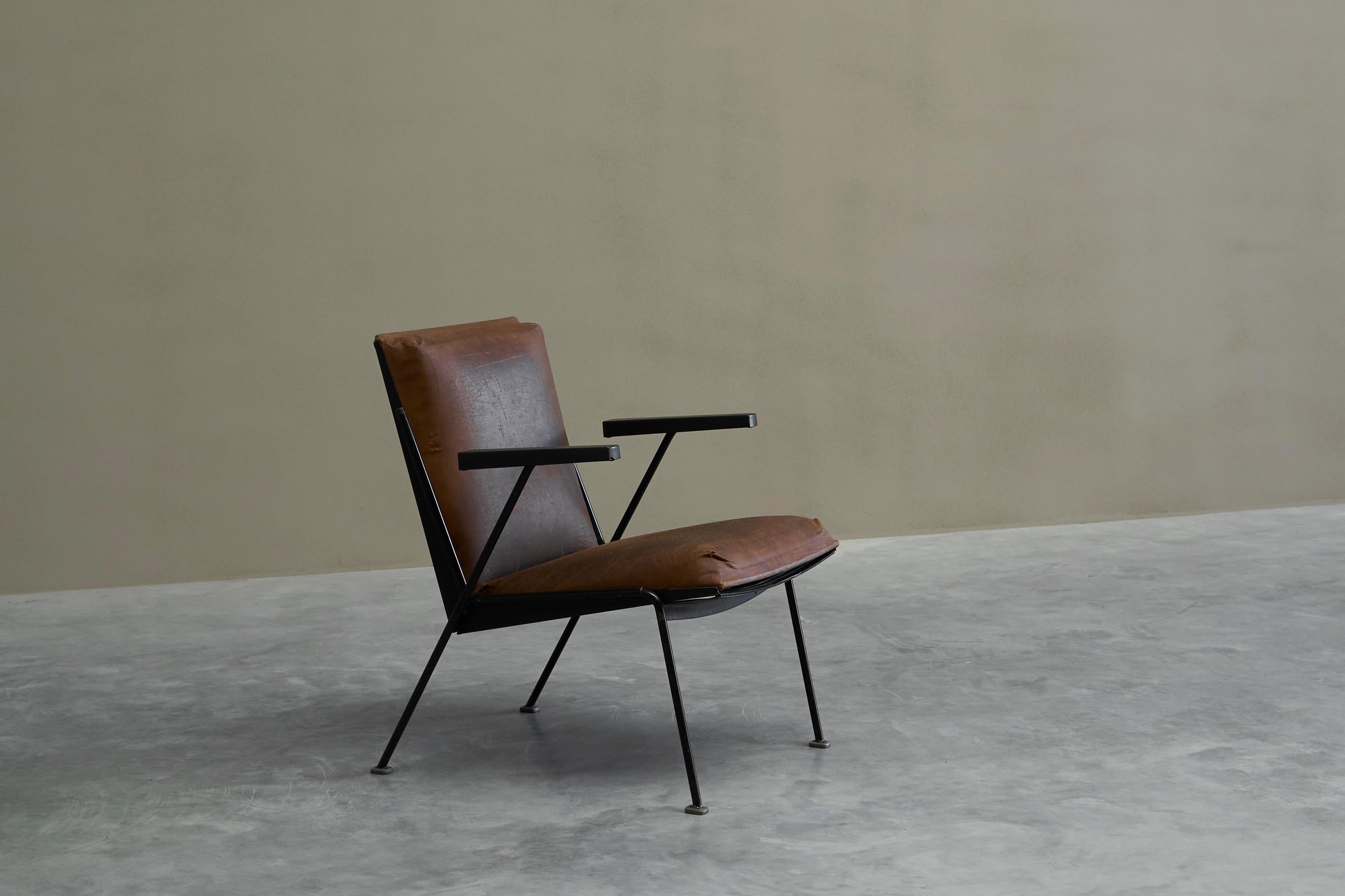 Chaise longue hollandaise moderniste en acier émaillé et cuir brun patiné années 1950.

Une magnifique chaise longue du milieu du siècle dernier, conçue par Wim Rietveld, le fils de Gerrit Rieveld. Un beau design svelte et aérien avec une