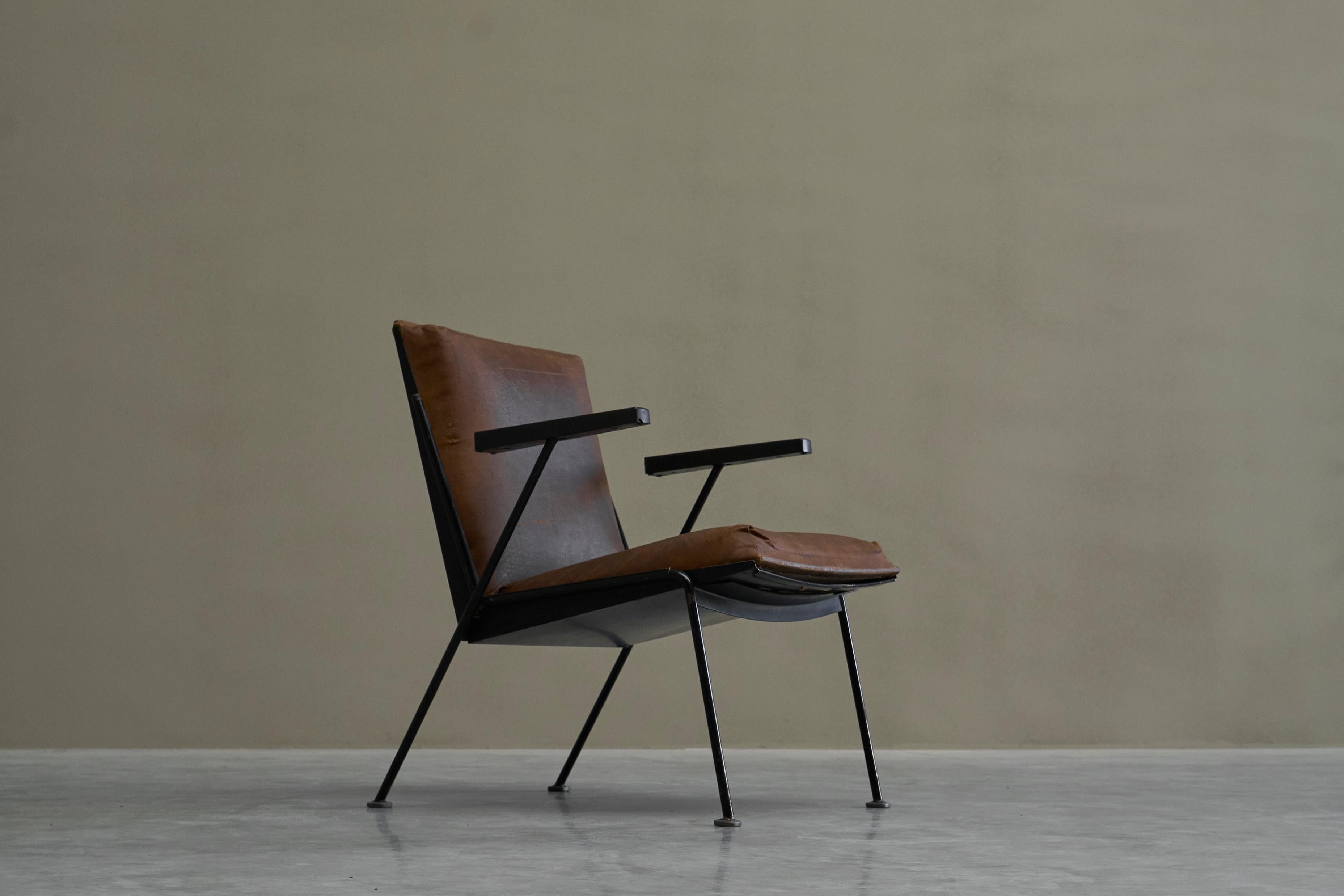 Néerlandais Chaise longue hollandaise moderniste en acier émaillé et cuir brun patiné années 1950 en vente