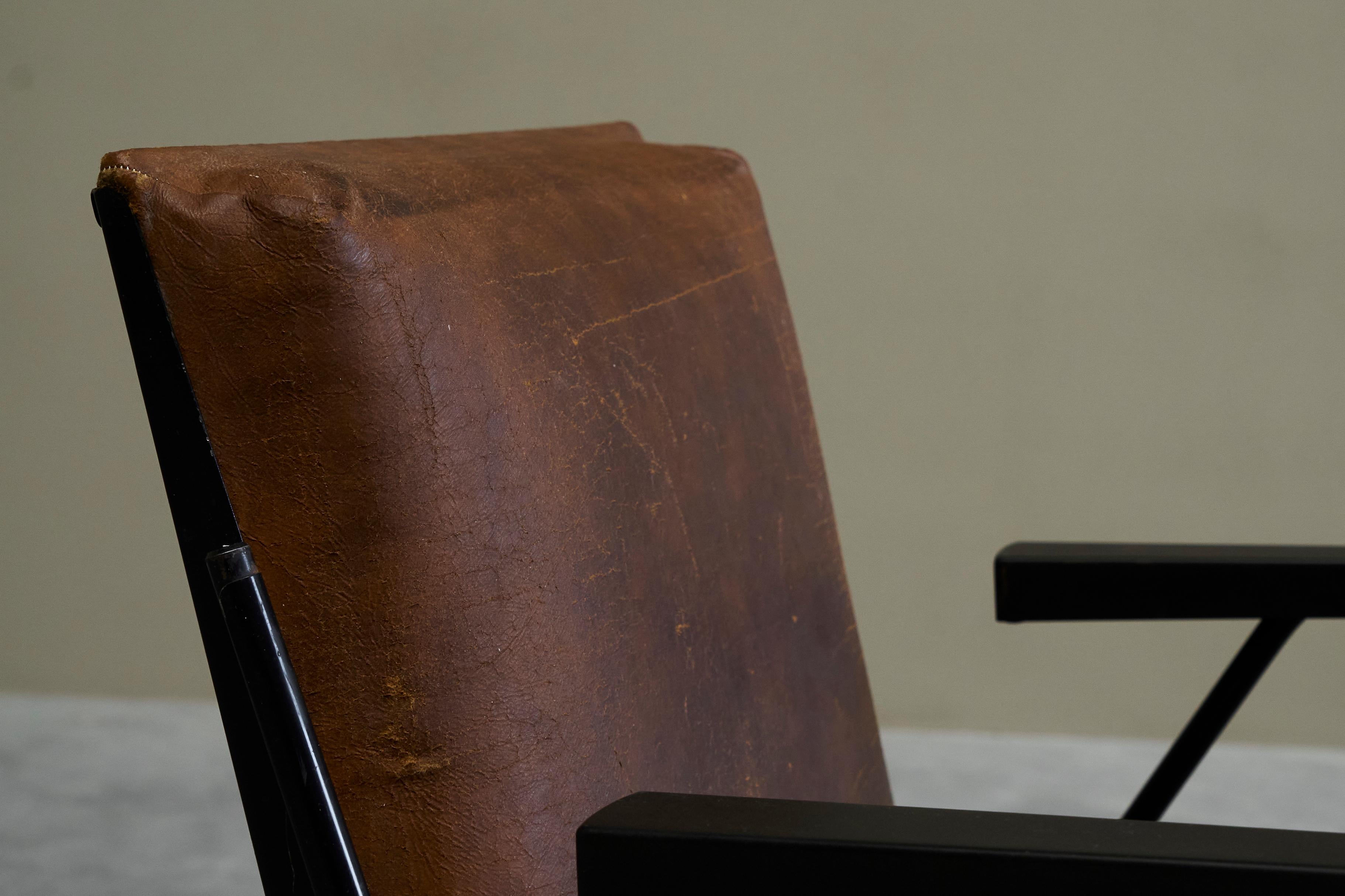 Acier Chaise longue hollandaise moderniste en acier émaillé et cuir brun patiné années 1950 en vente