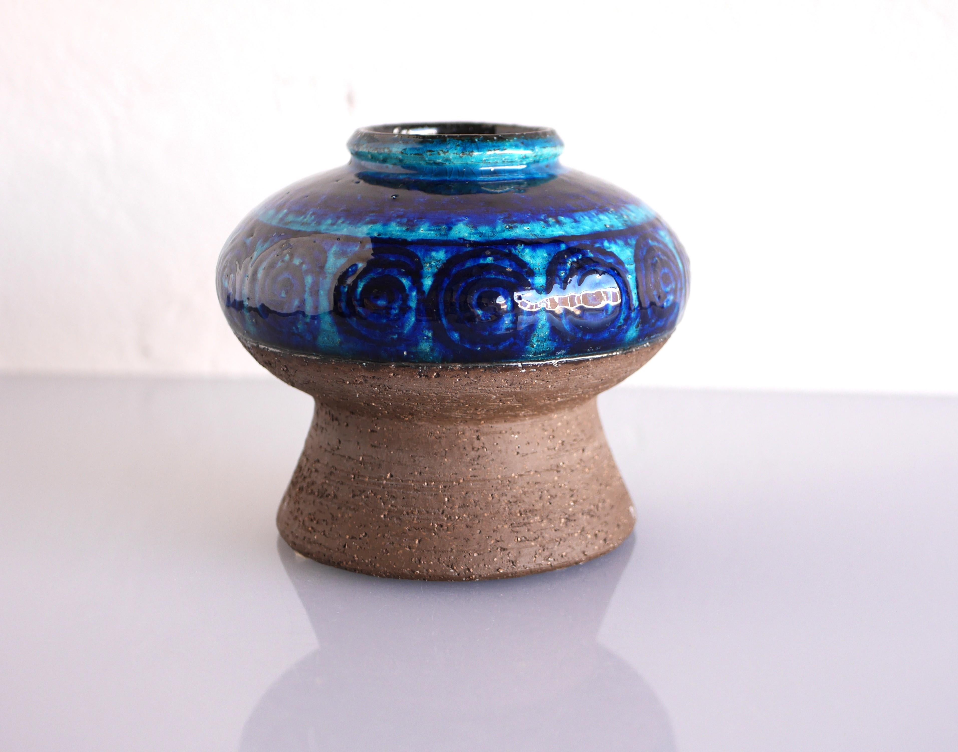 Un superbe vase en céramique d'art de production studio vintage, très rare et signé, par Inger Persson pour Rörstrand, Suède. Il s'agit d'une production de studio, donc rare, avec une forme et un vitrage fantastiques. Comme toujours, son travail est