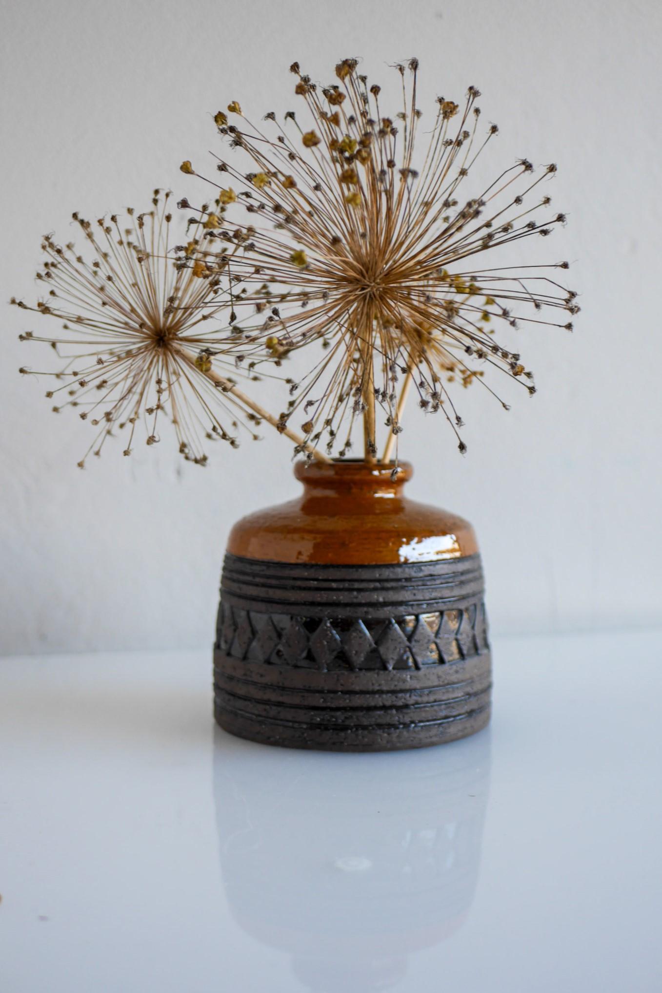Uno splendido e rarissimo vaso in ceramica artistica di Studio A firmato da Inger Persson per Rörstrand, Svezia. Si tratta di una produzione di Studio A, con una forma e una vetratura fantastiche. Come sempre, il suo lavoro è semplice e pulito, ma