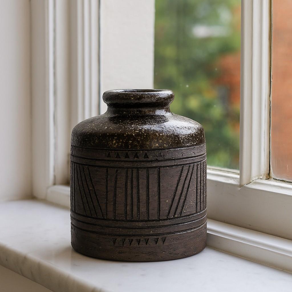 Un raro vaso in ceramica d'arte brutalista di produzione dello Studio A firmato da Inger Persson per Rörstrand, Svezia. Come prodotto di Studio A è molto raro e ha una forma e un modello insoliti. Come sempre, il suo lavoro è semplice e pulito, ma