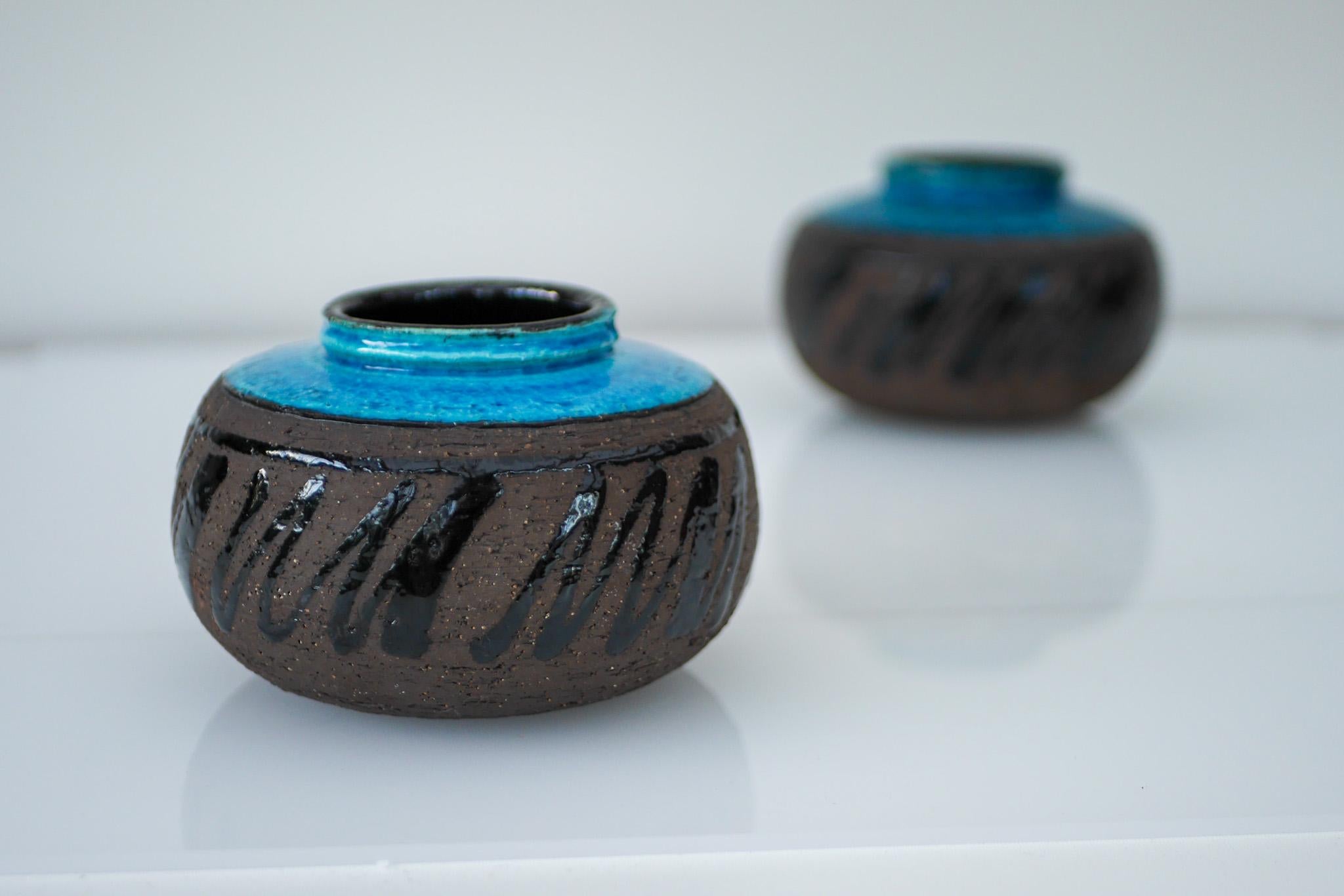 Una coppia di splendidi vasi in ceramica artistica di Studio A, molto rari e firmati, realizzati da Inger Persson per Rörstrand, Svezia. Questi vasi sono  produzioni in studio, quindi rare, con una forma e una vetratura fantastiche. Come sempre, il