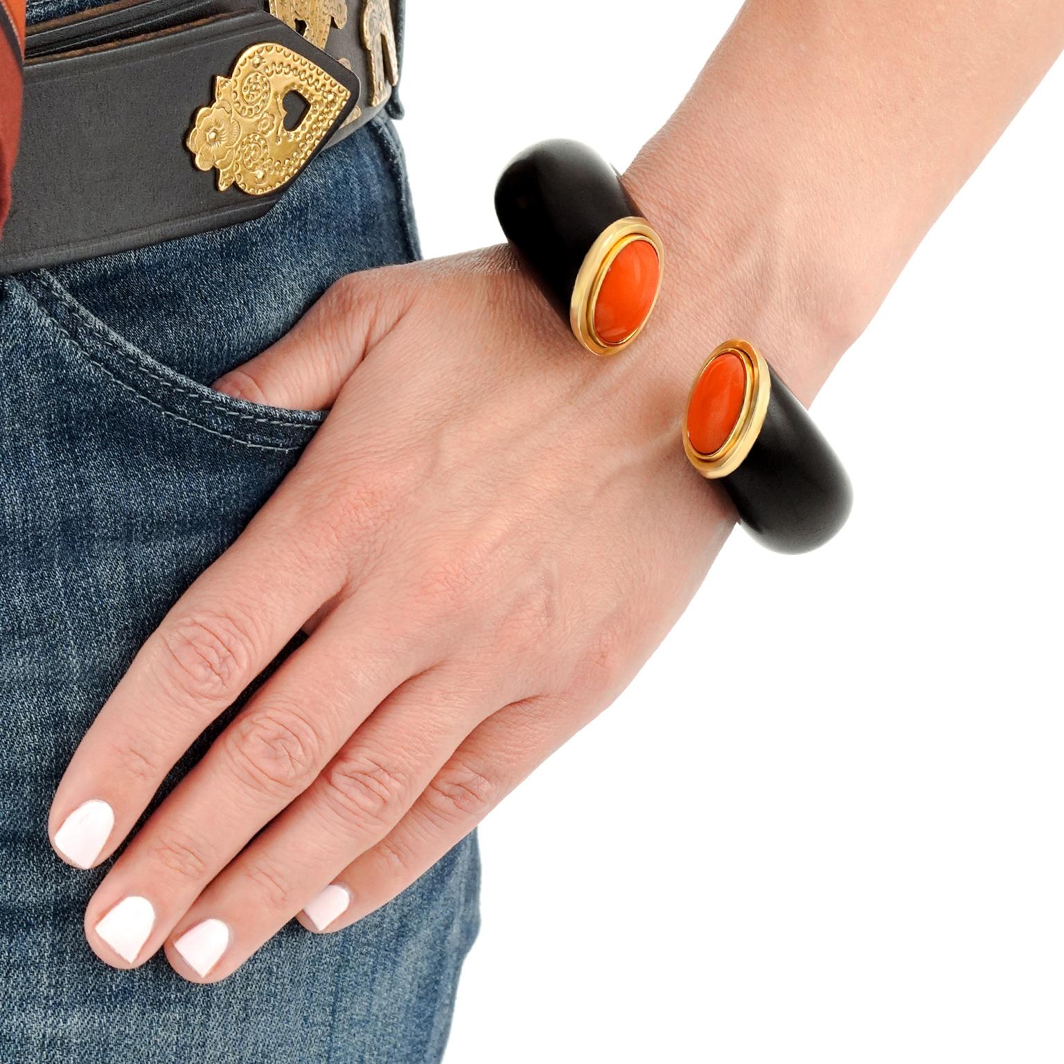 Modernistischer Armreif aus Ebenholz und Koralle im Zustand „Hervorragend“ im Angebot in Litchfield, CT