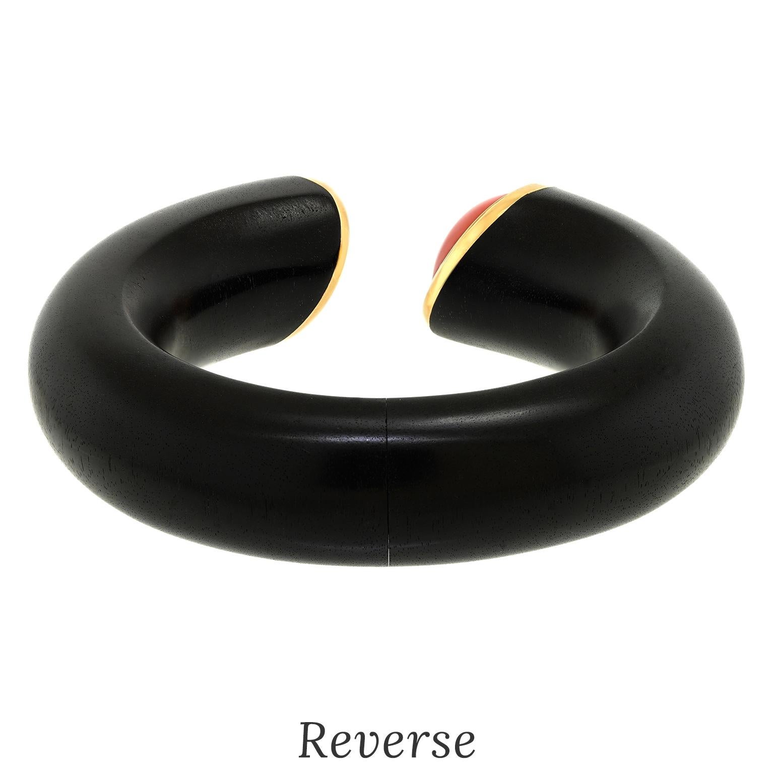 Modernistischer Armreif aus Ebenholz und Koralle für Damen oder Herren im Angebot