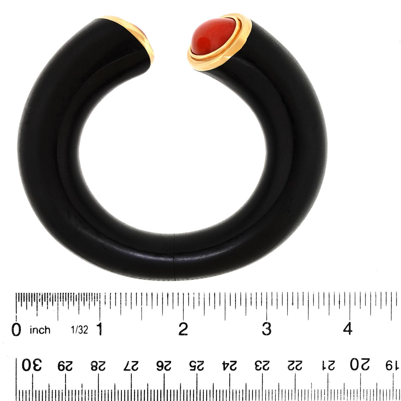 Modernistischer Armreif aus Ebenholz und Koralle im Angebot 1