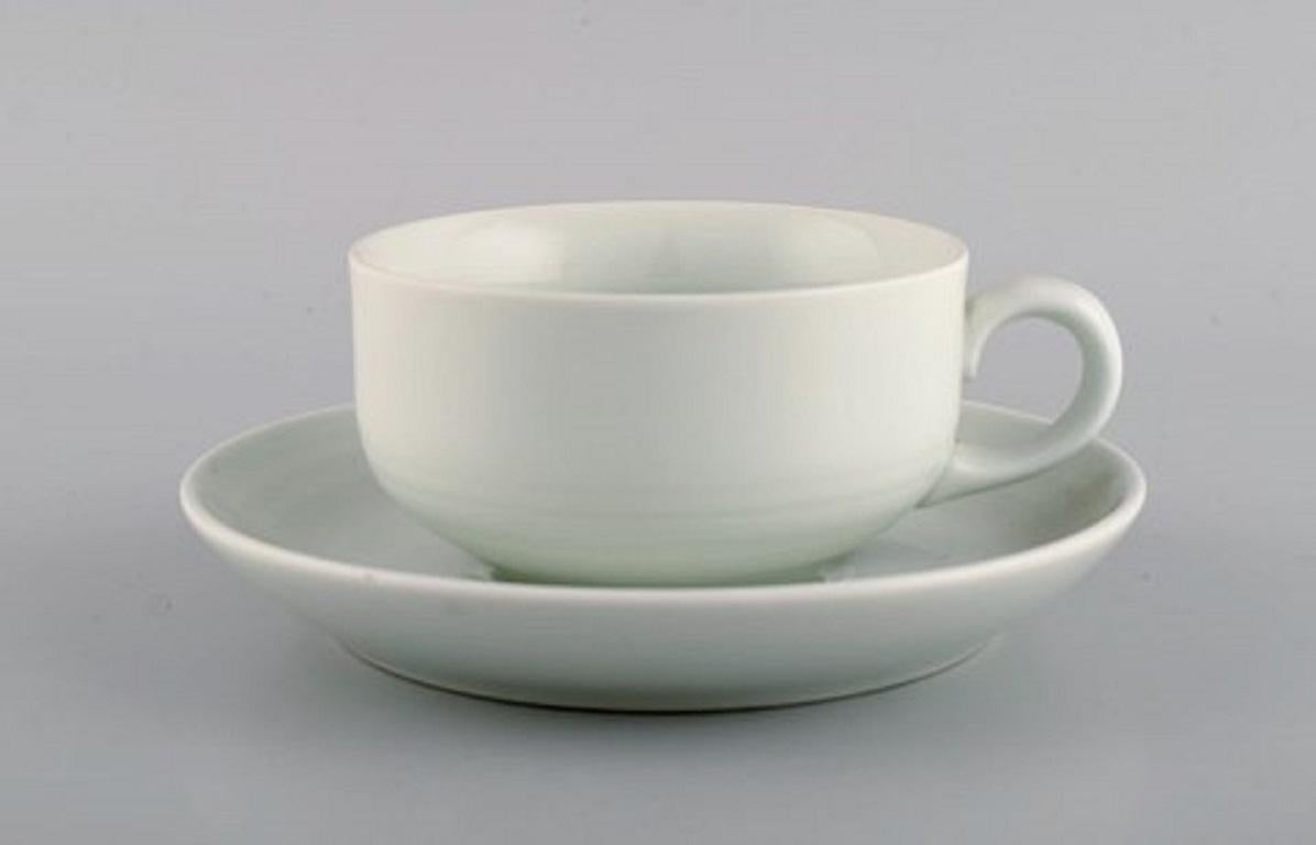 Modernist Edith Sonne white Bing and Grøndahl tea service for eight people, 1960's. Model number 473.
Consisting of eight teacups with saucers and eight plates.
The teacup measures: 10 x 5.5 cm.
Saucer diameter 16.3 cm.
Plate diameter 17 cm.
In