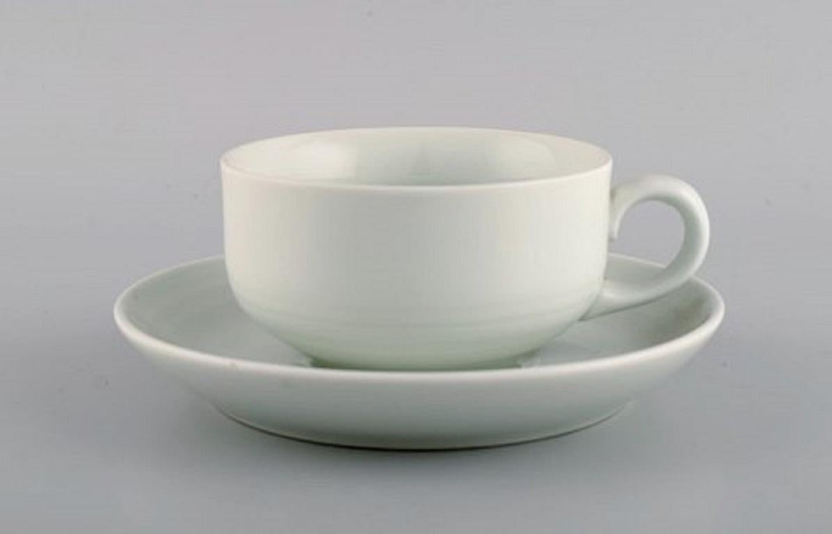 Service à thé moderniste Edith Sonne blanc Bing et Grøndahl pour huit personnes, années 1960. Numéro de modèle 473.
Comprend huit tasses à thé avec soucoupes et huit assiettes.
La tasse à thé mesure : 10 x 5,5 cm.
Diamètre de la soucoupe 16,3