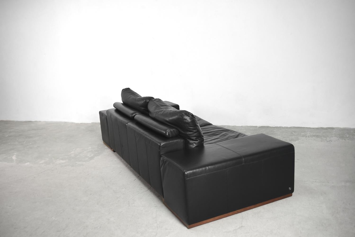 Modernist Elegant Black Leather Italian Sofa with Modules by Natuzzi For Sale 10