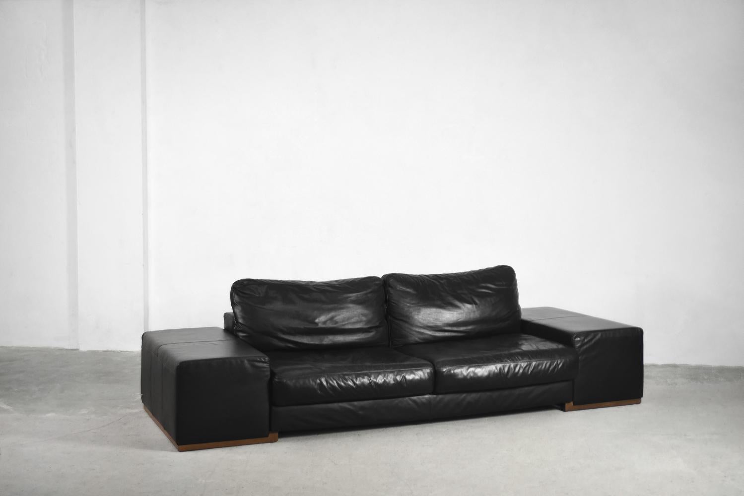 Modernist Elegant Black Leather Italian Sofa with Modules by Natuzzi For Sale 12