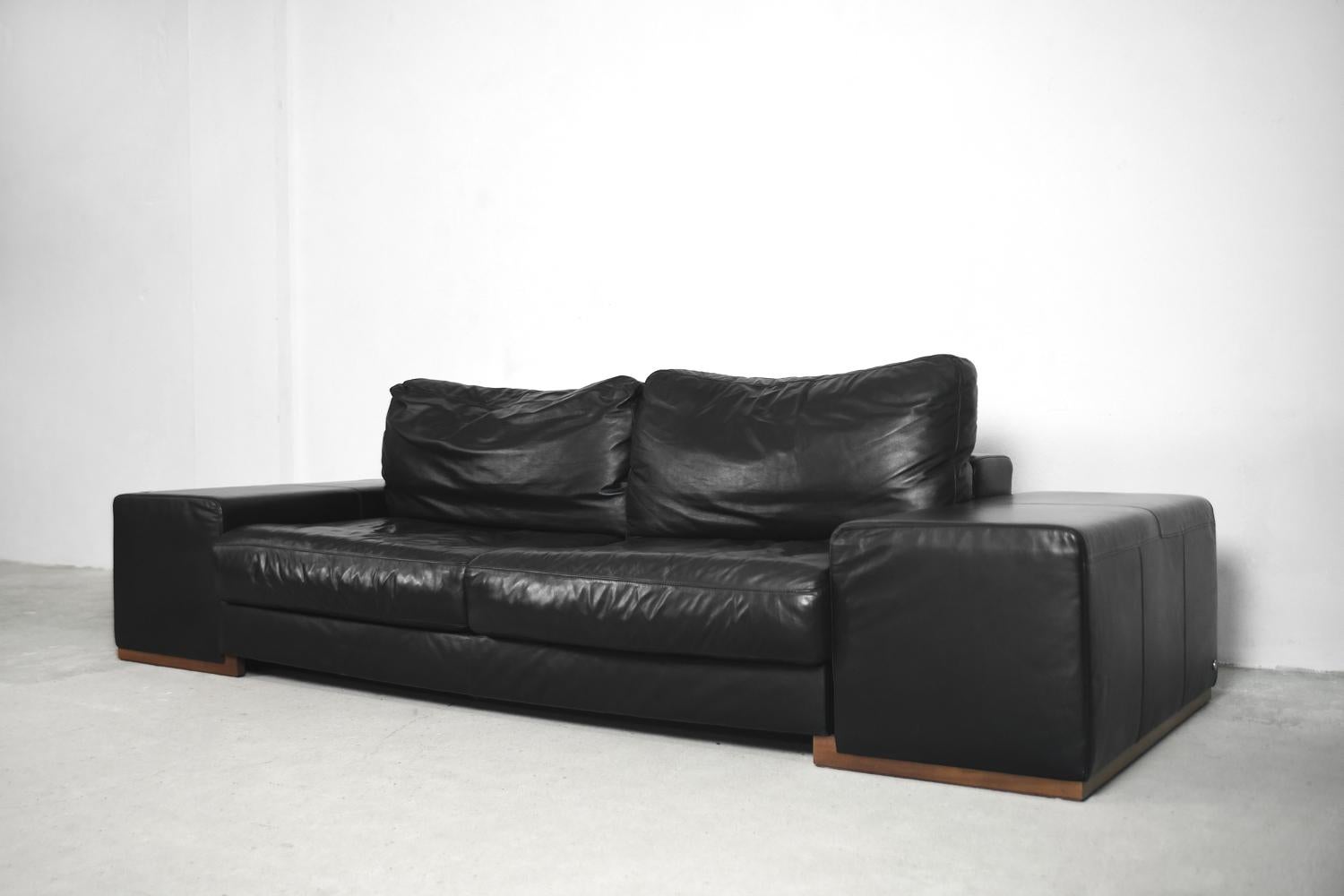 Modernist Elegant Black Leather Italian Sofa with Modules by Natuzzi For Sale 3