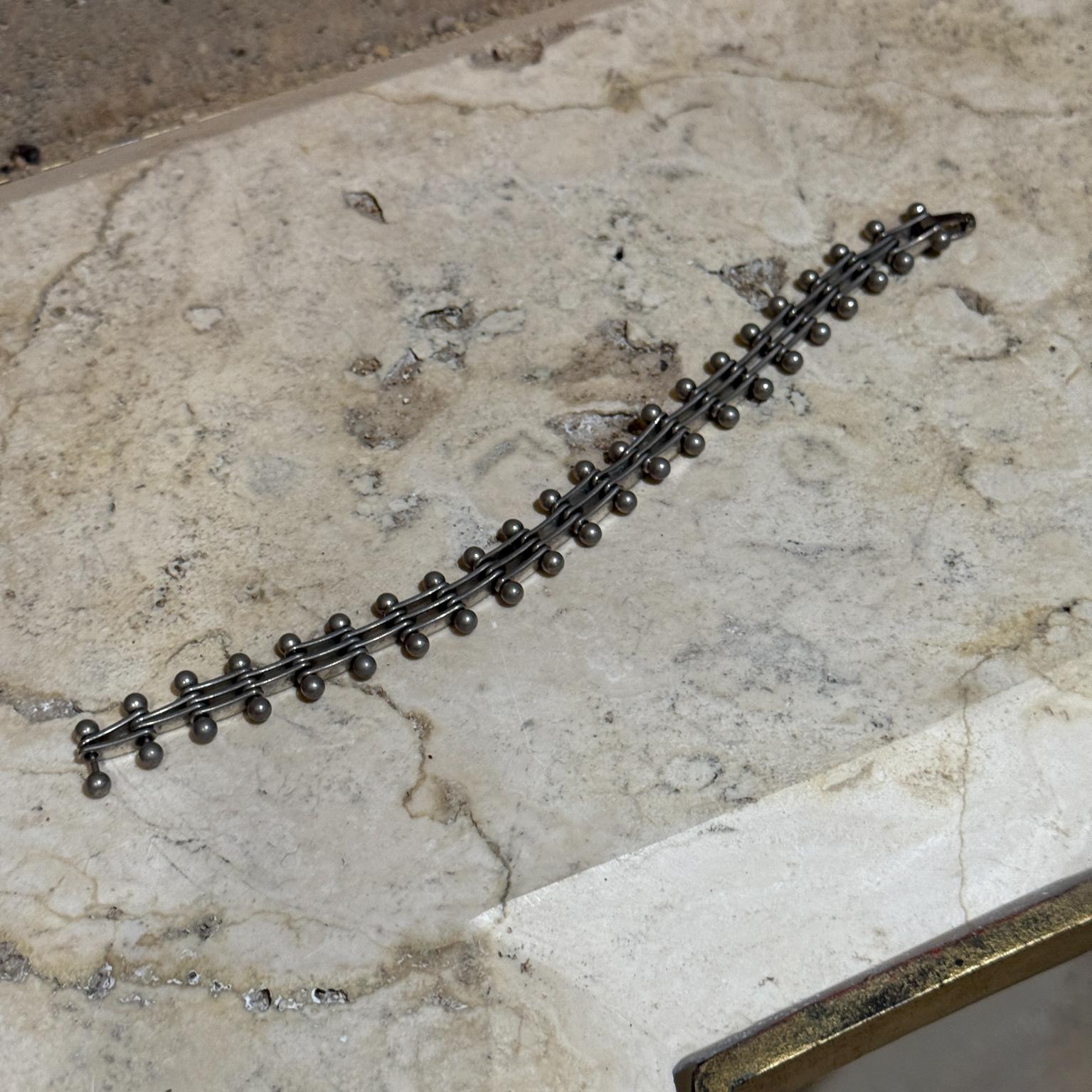 Pour votre considération, un bracelet en chaîne élégant et moderniste en Sterling. Tampon  .925.
Fermoir en tonnerre et argent (technique des métaux mariés).
Aucune information sur le fabricant ou le pays d'origine.

Dimensions : 8,5 L à pleine