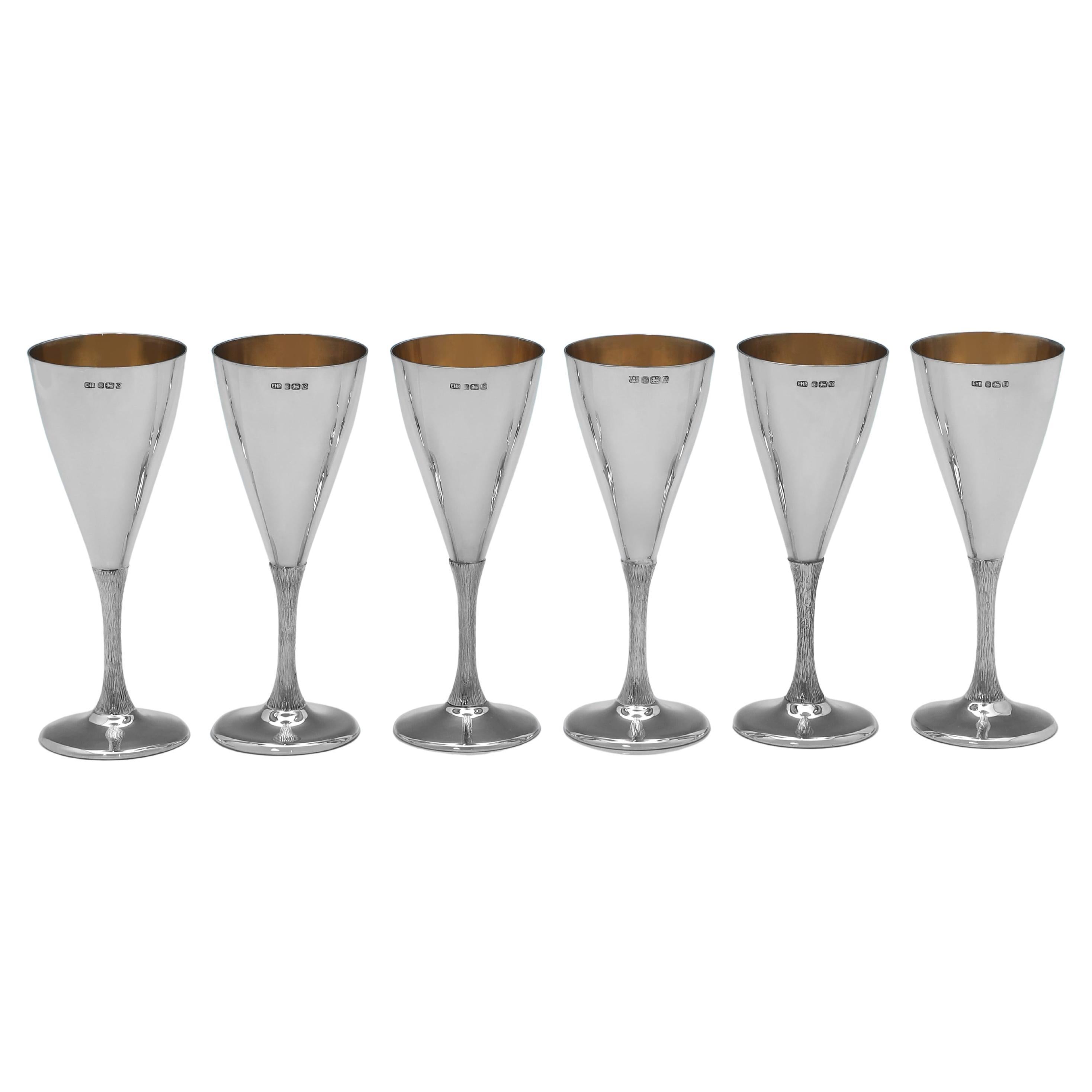 Dieses modernistische 6er-Set aus Sterlingsilber von Elizabeth II., das 1975 in Sheffield von E. H. Parkin & Co. gepunzt wurde, wird in seinem originalen Etui präsentiert. Es hat ein schlankes Design mit einer ausgestellten Schale auf einem