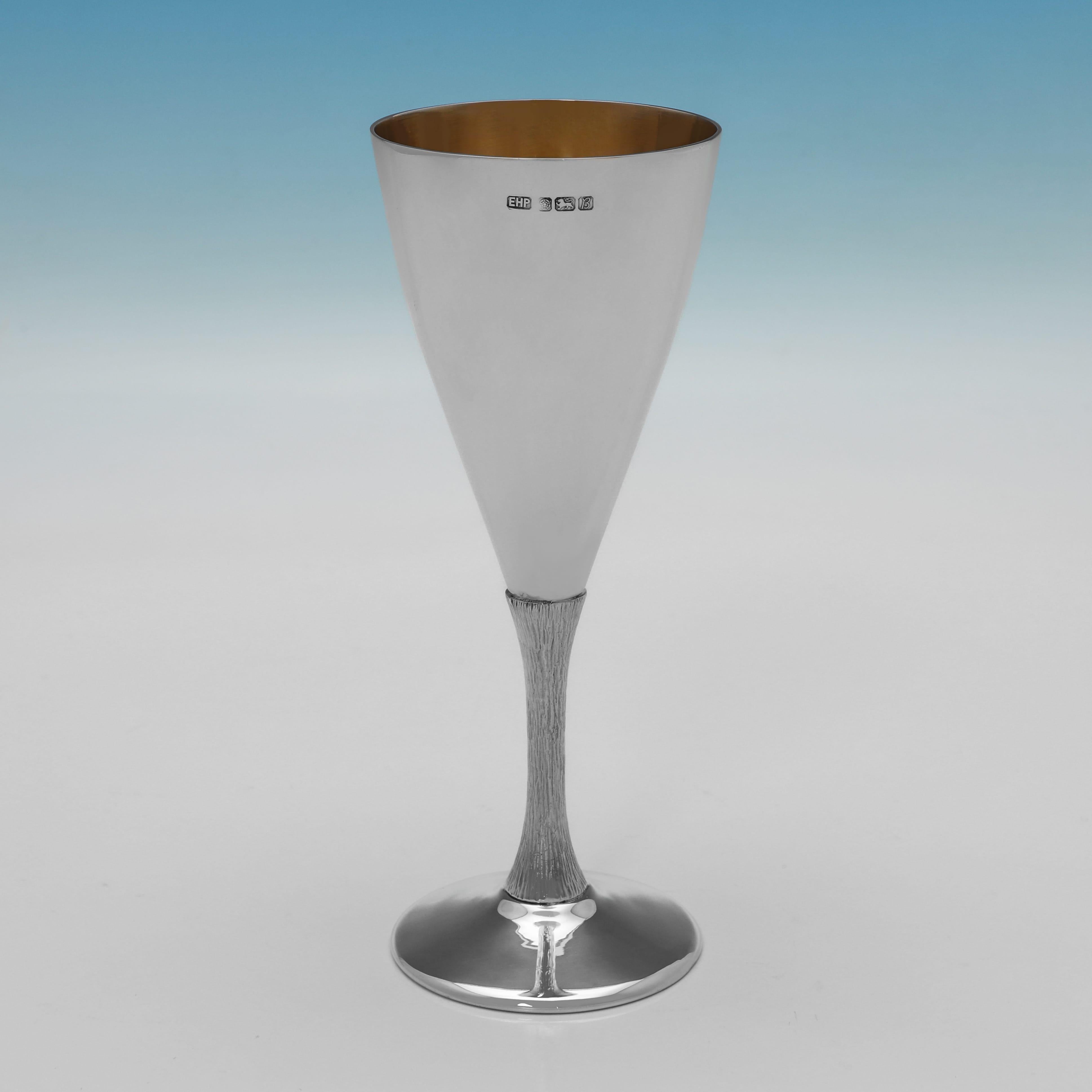 Modernist Elizabeth II Cased Sterling Silver Goblets by E.H. Parkin, 1975 (Moderne der Mitte des Jahrhunderts) im Angebot