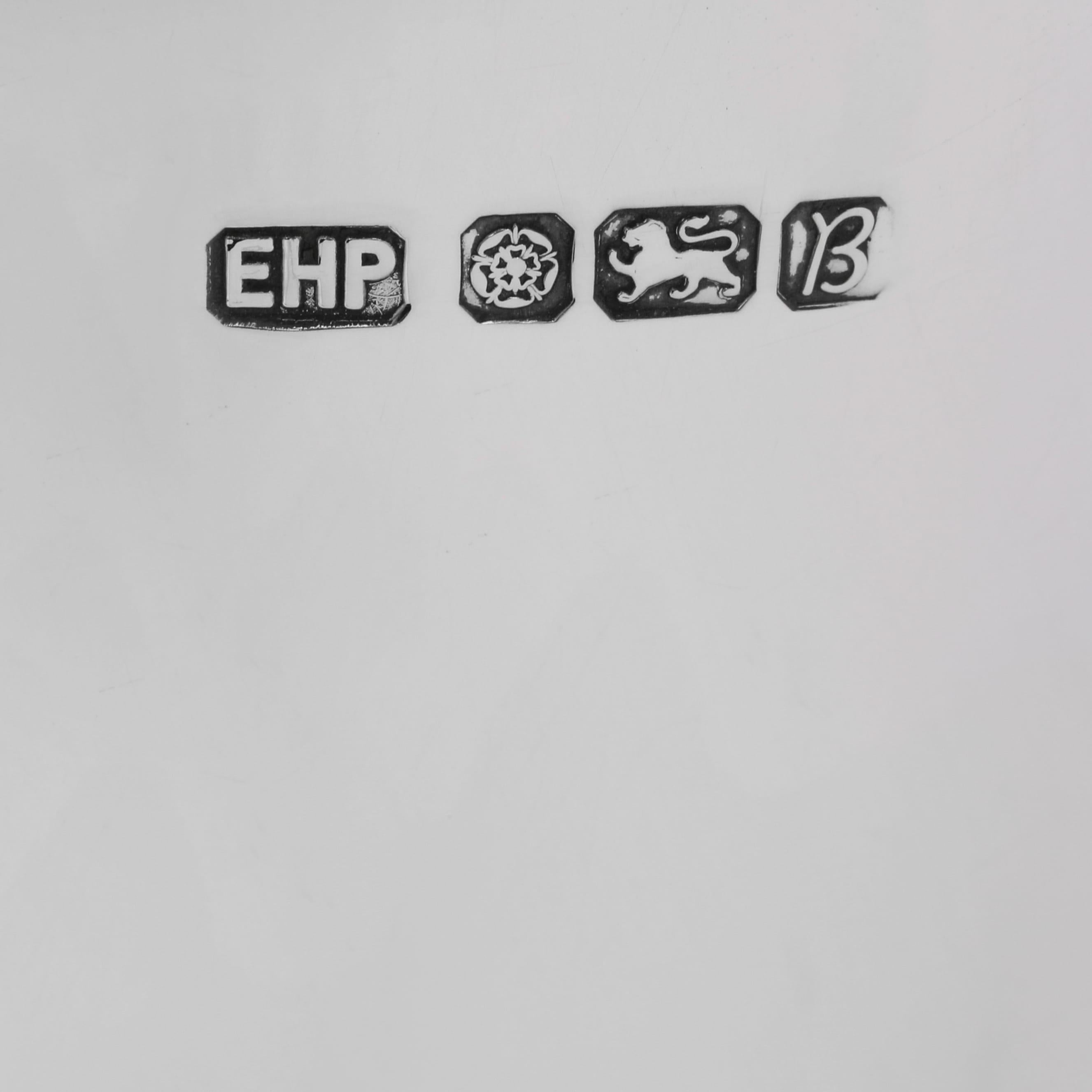 Modernist Elizabeth II Cased Sterling Silver Goblets by E.H. Parkin, 1975 im Zustand „Gut“ im Angebot in London, London