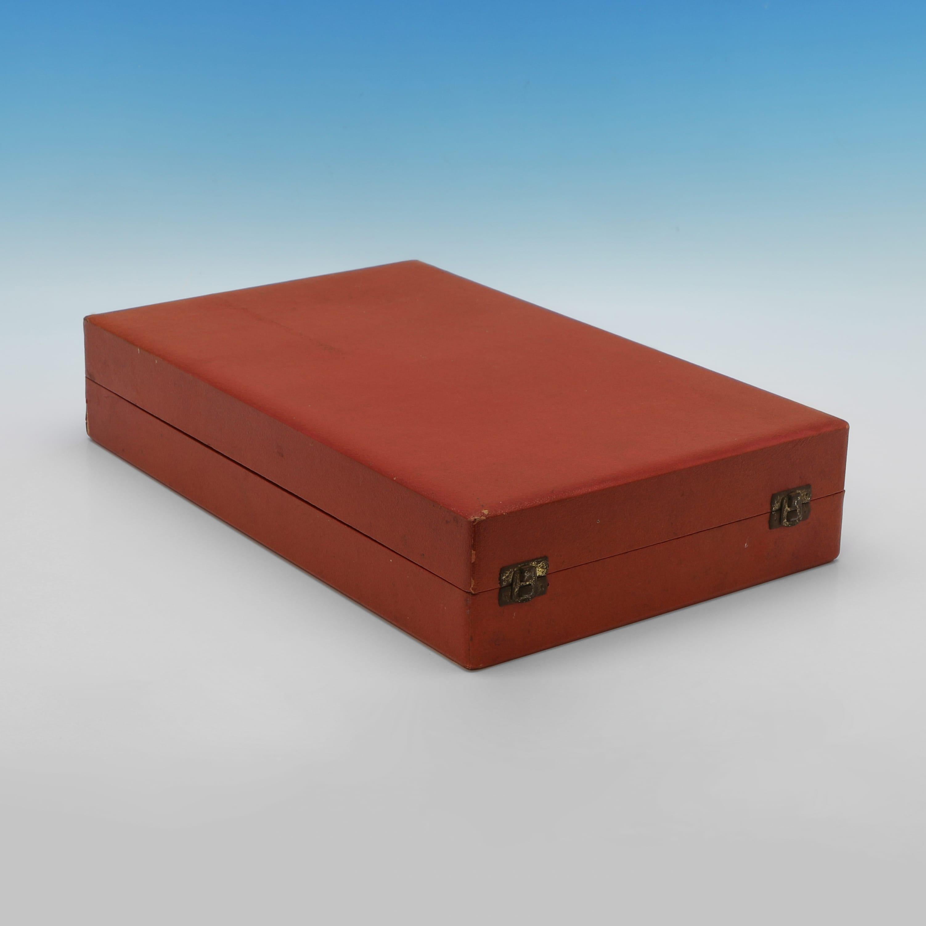 Modernist Elizabeth II Cased Sterling Silver Goblets by E.H. Parkin, 1975 (Ende des 20. Jahrhunderts) im Angebot