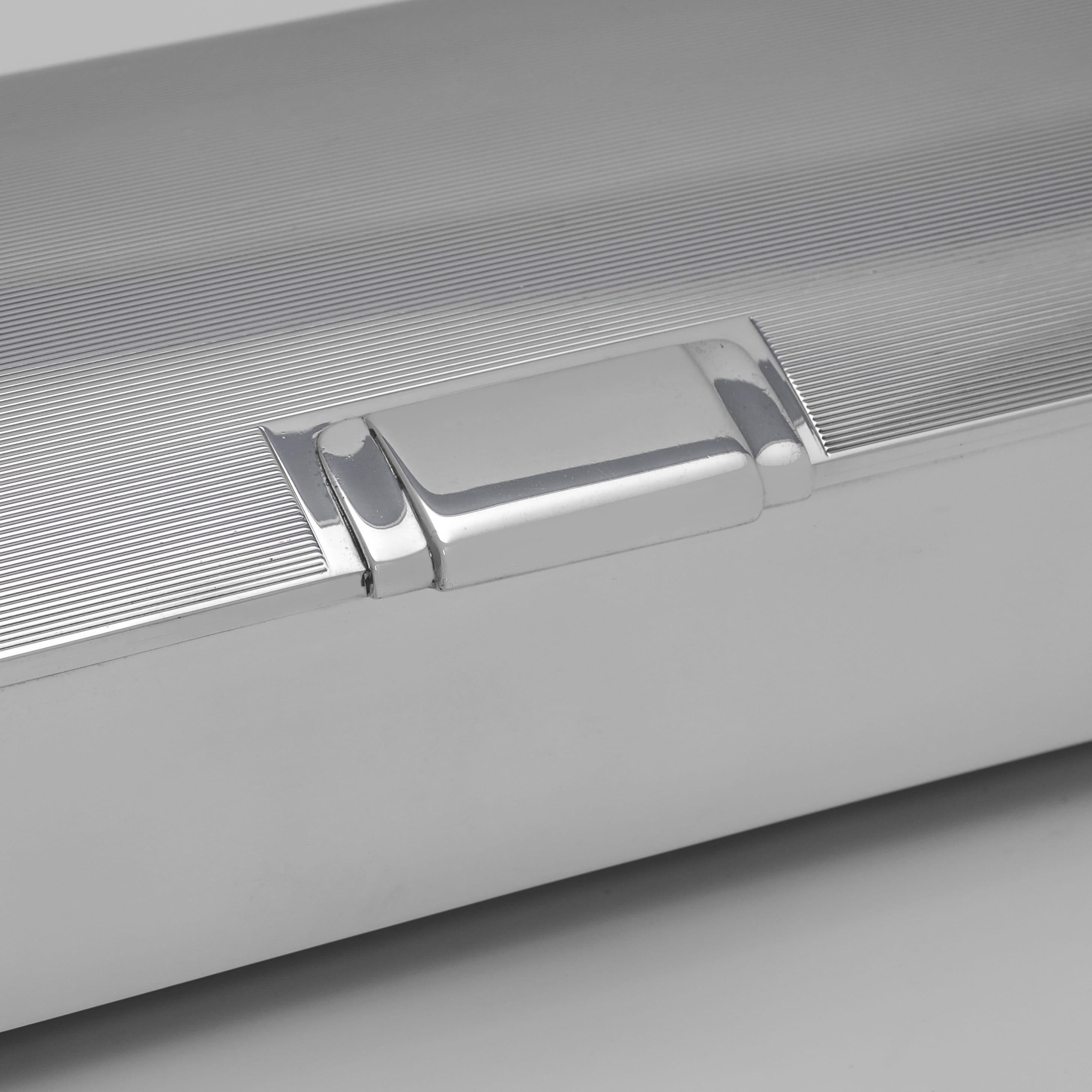 Inglese Modernist Elizabeth II Sterling Silver Cigarette Box by W.H. Manton, 1956 in vendita