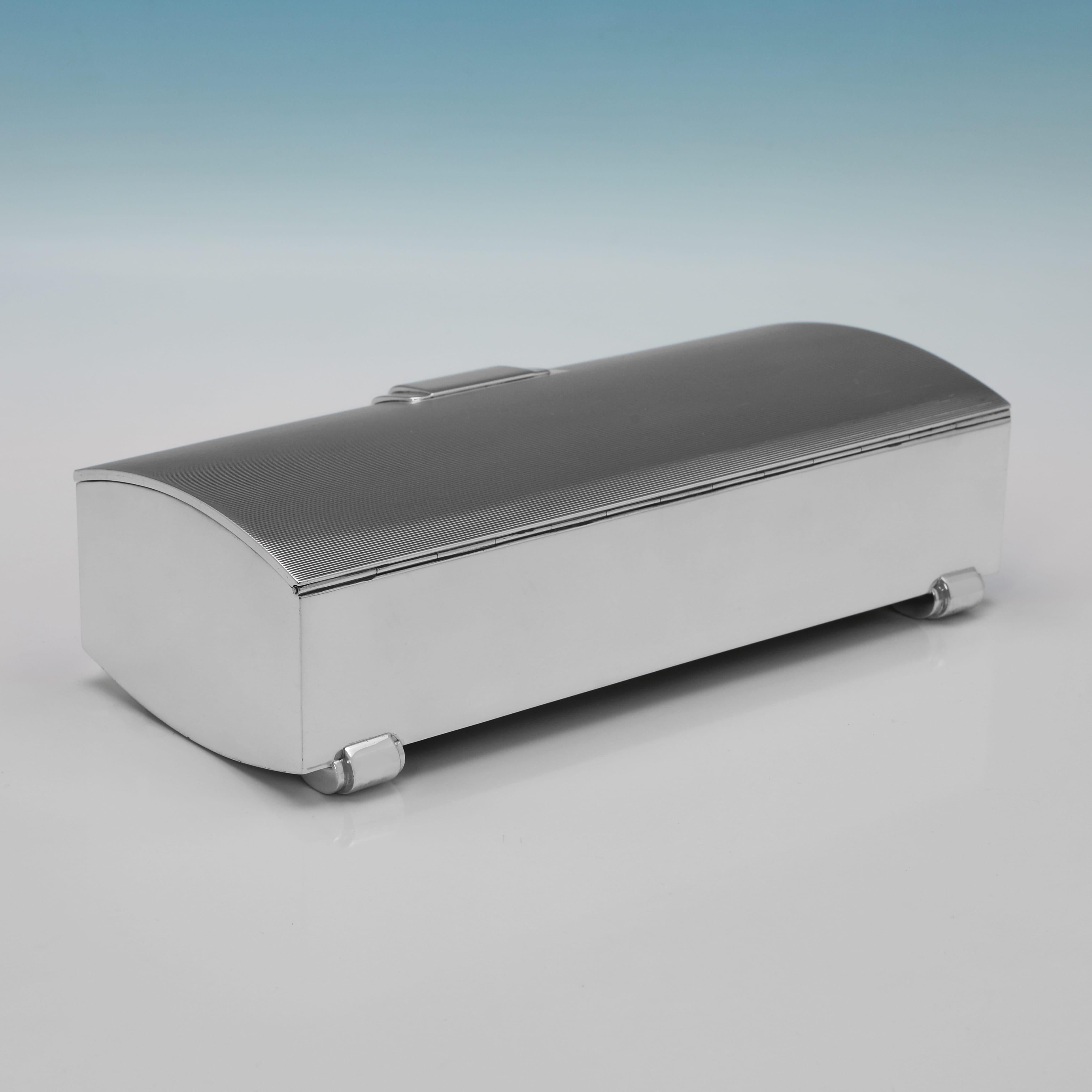 Modernist Elizabeth II Sterling Silver Cigarette Box by W.H. Manton, 1956 In condizioni buone in vendita a London, London