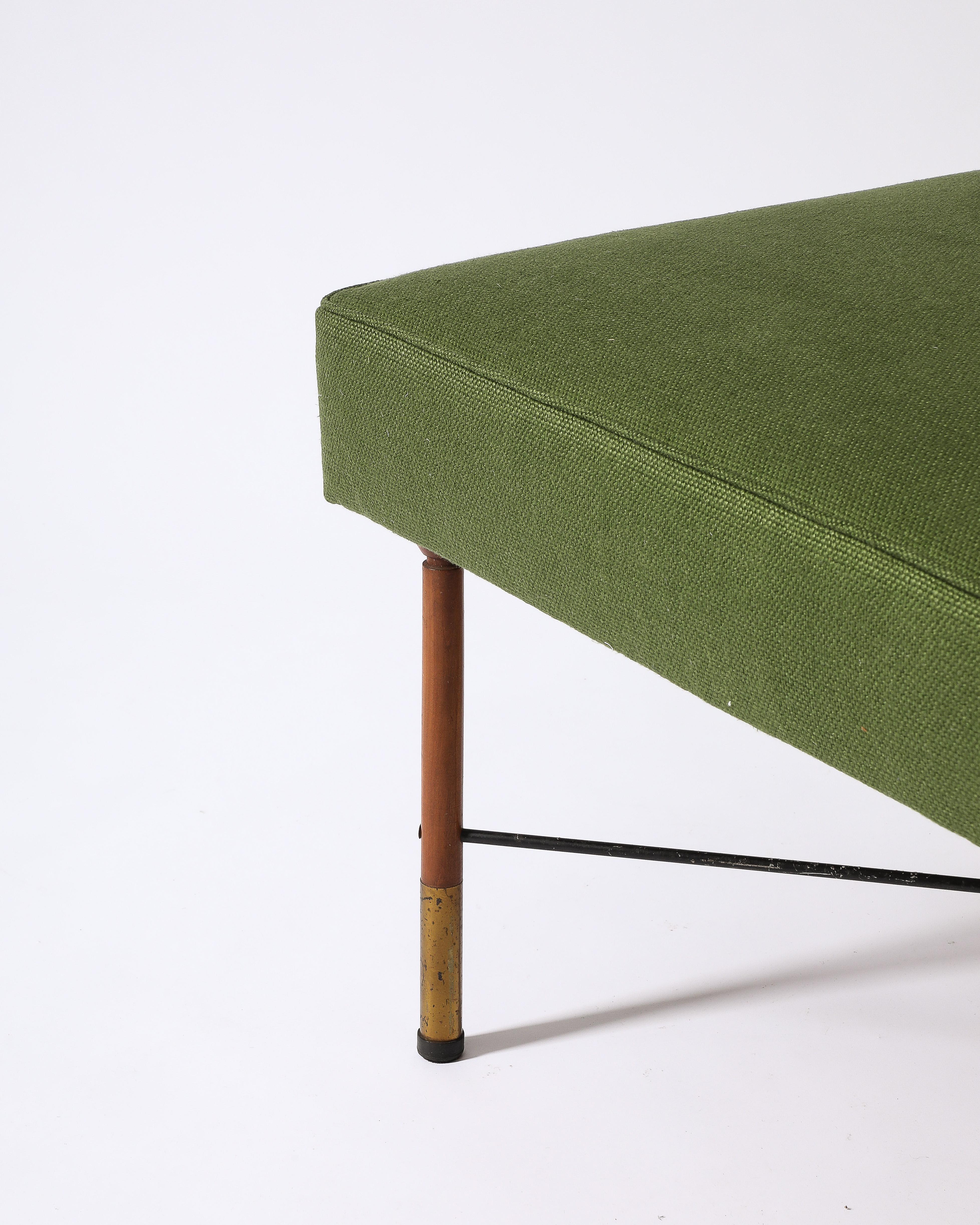 Tabouret/ottoman moderniste en orme, laiton et lin, Italie, vers 1960 en vente 9
