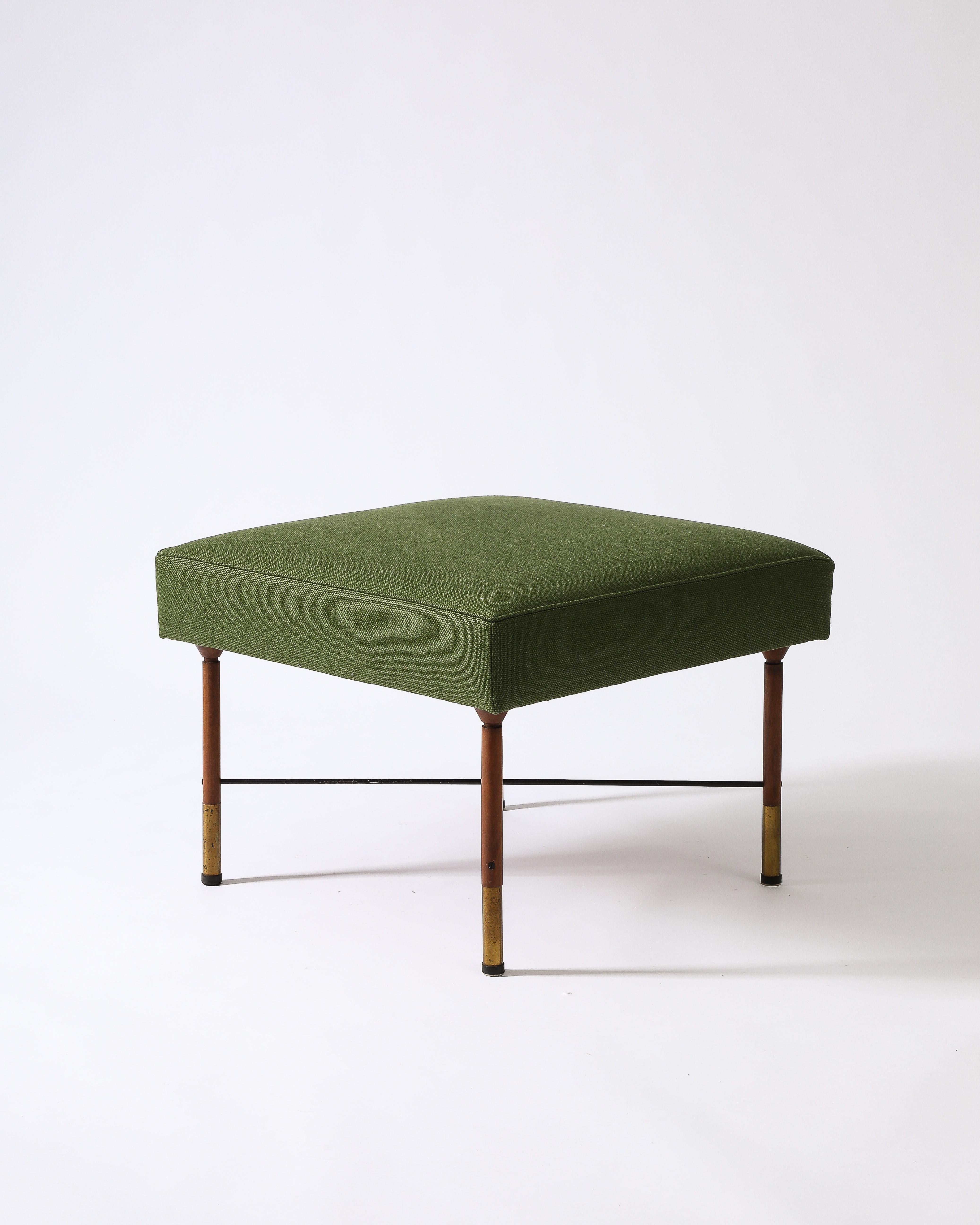 Tabouret moderne et épuré aux détails soignés. Belle patine des pieds en laiton.
