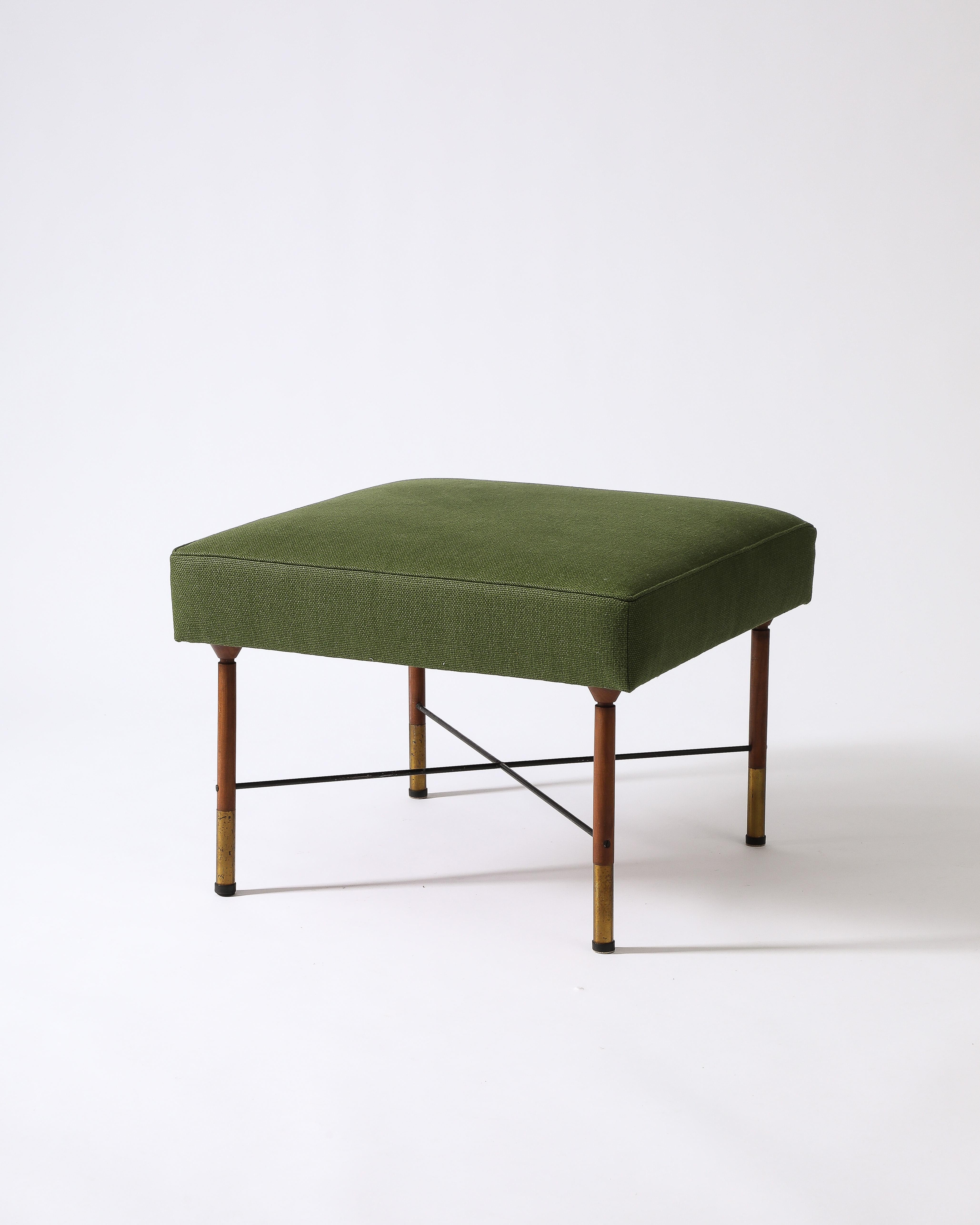 italien Tabouret/ottoman moderniste en orme, laiton et lin, Italie, vers 1960 en vente