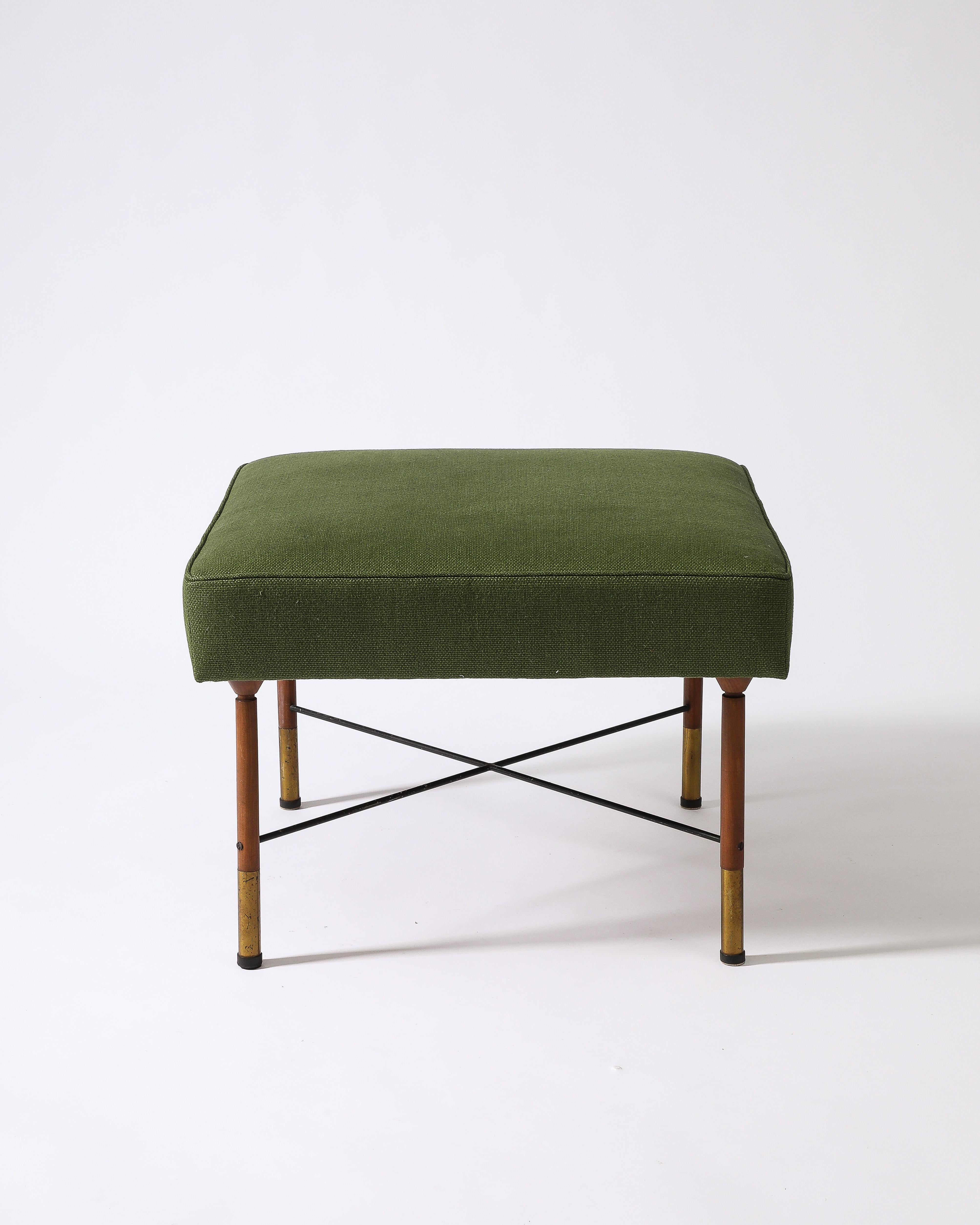 Tabouret/ottoman moderniste en orme, laiton et lin, Italie, vers 1960 Excellent état - En vente à New York City, NY