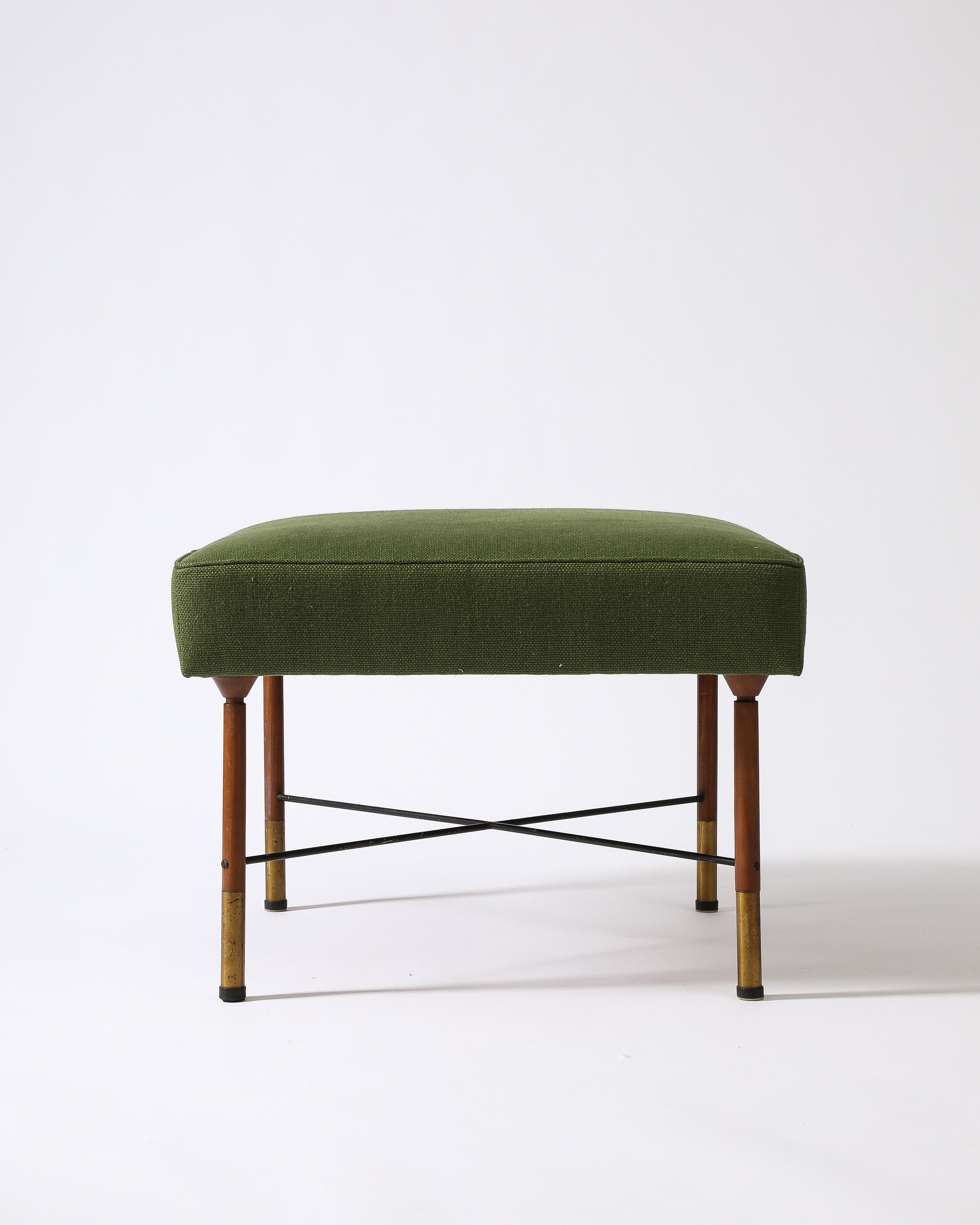 Milieu du XXe siècle Tabouret/ottoman moderniste en orme, laiton et lin, Italie, vers 1960 en vente