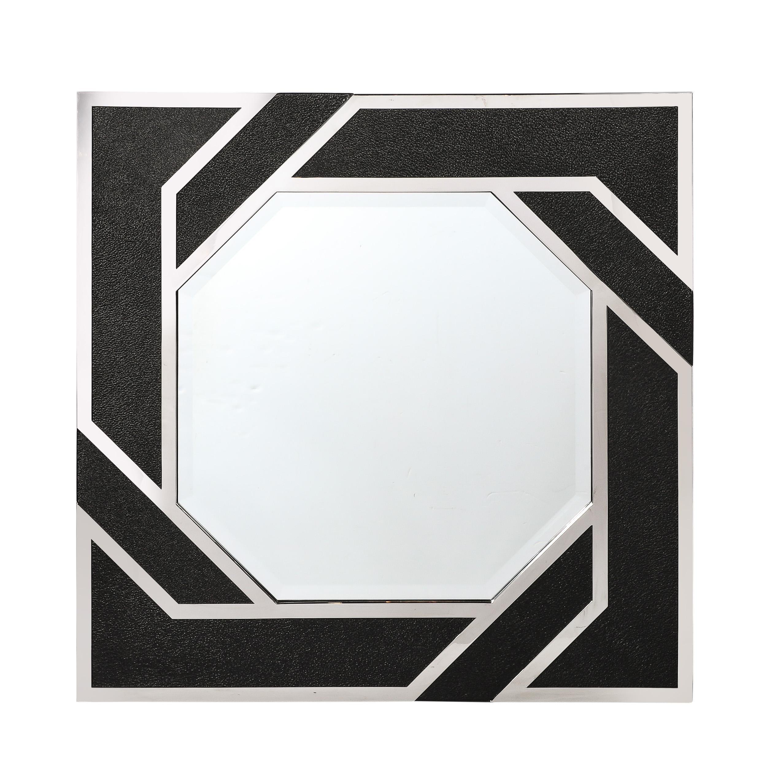 Ce miroir géométrique audacieux et dynamique de forme spirale en cuir gaufré et chrome a été créé par Lorin Marsh et provient des États-Unis au cours de la seconde moitié du 20e siècle. Le cadre est composé d'éléments rectilignes en nickel poli, qui