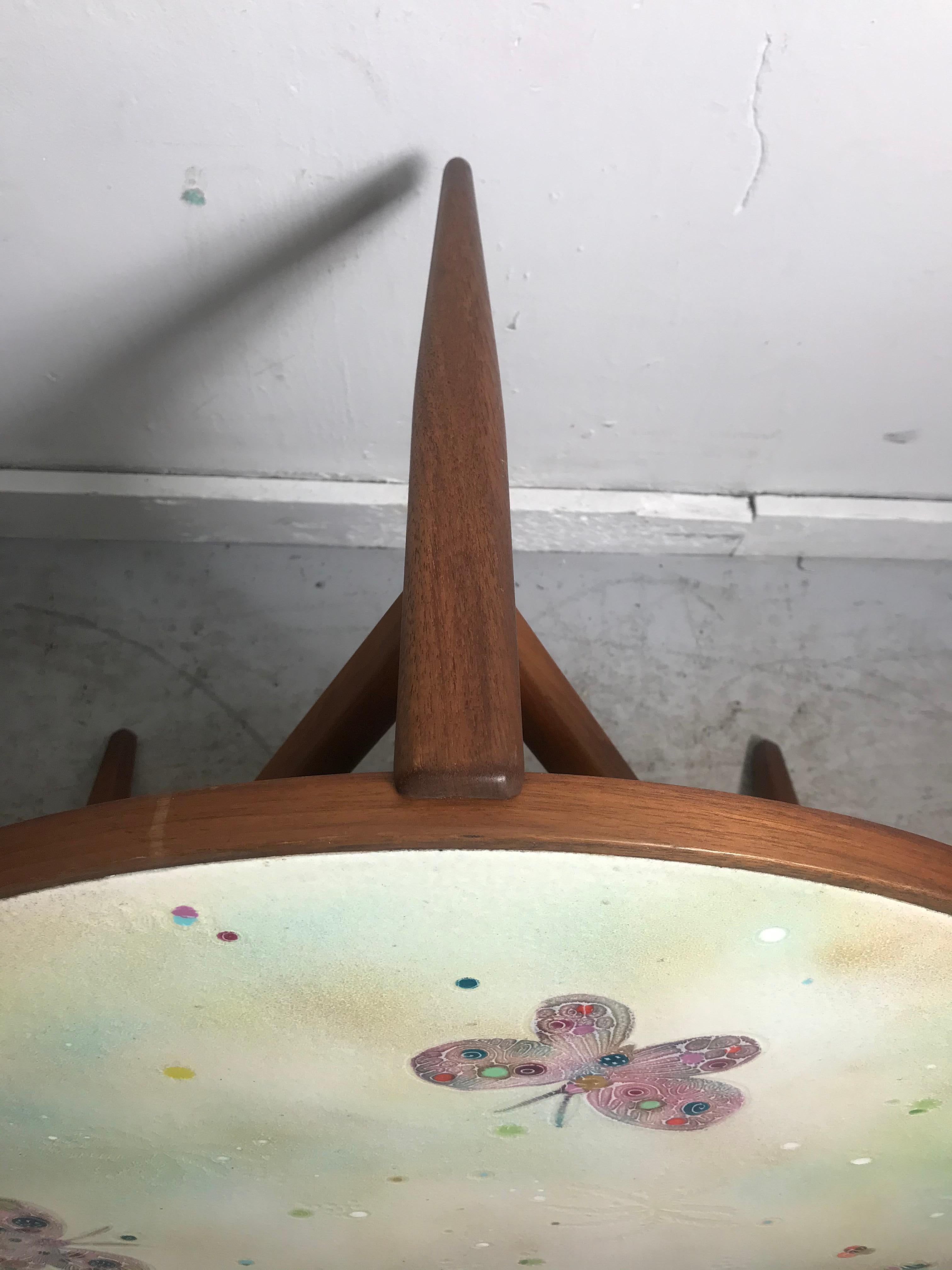 Fatto a mano Tavolo modernista in smalto e teak di Doris Hall, motivo a farfalla e sottomarino in vendita