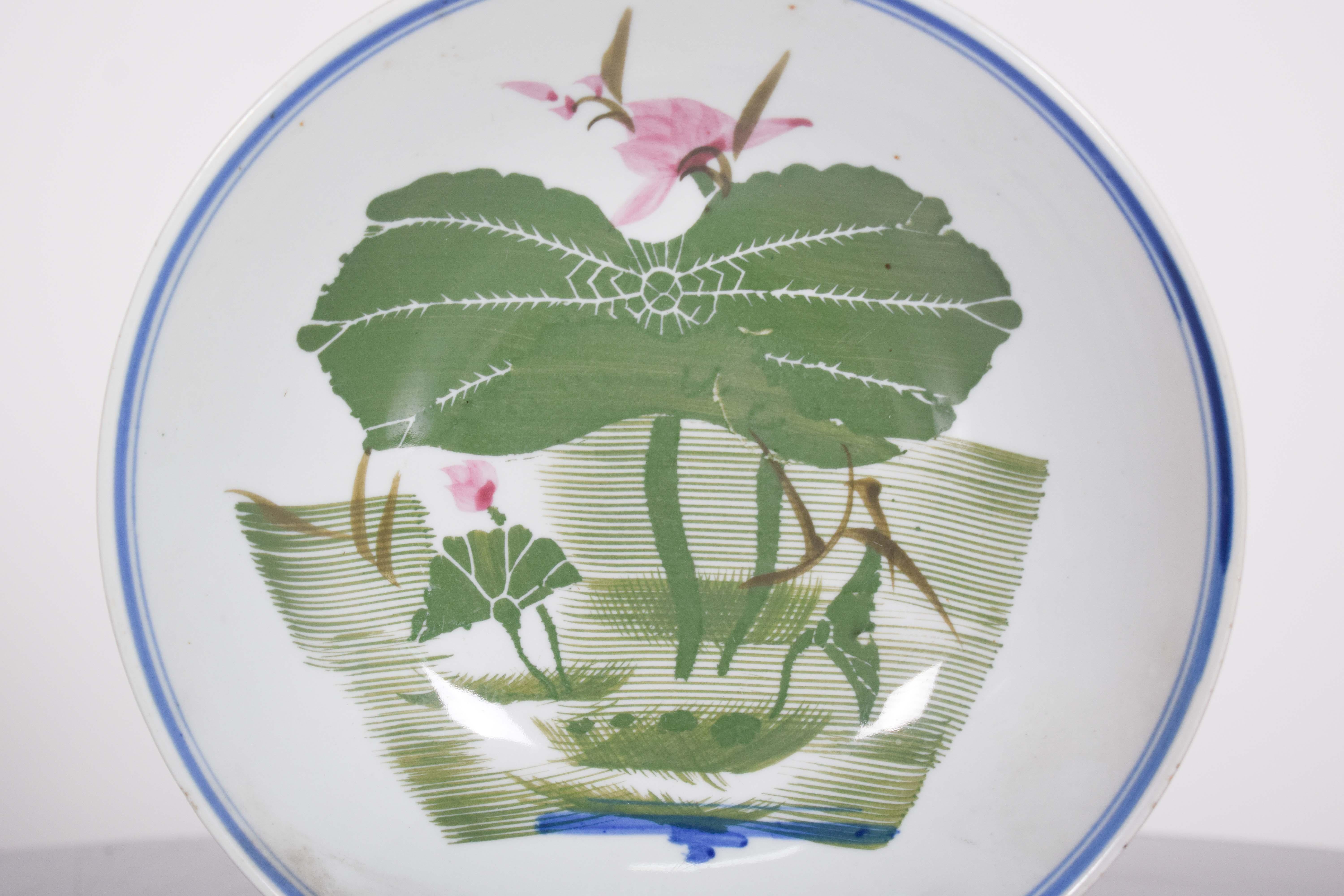 Plaque en céramique émaillée. Décoration moderniste avec des lignes douces et courbes, dans des couleurs vertes, bleues et roses, représentant des feuilles et des fleurs.
Le style moderniste de la pièce se distingue par sa simplicité et son