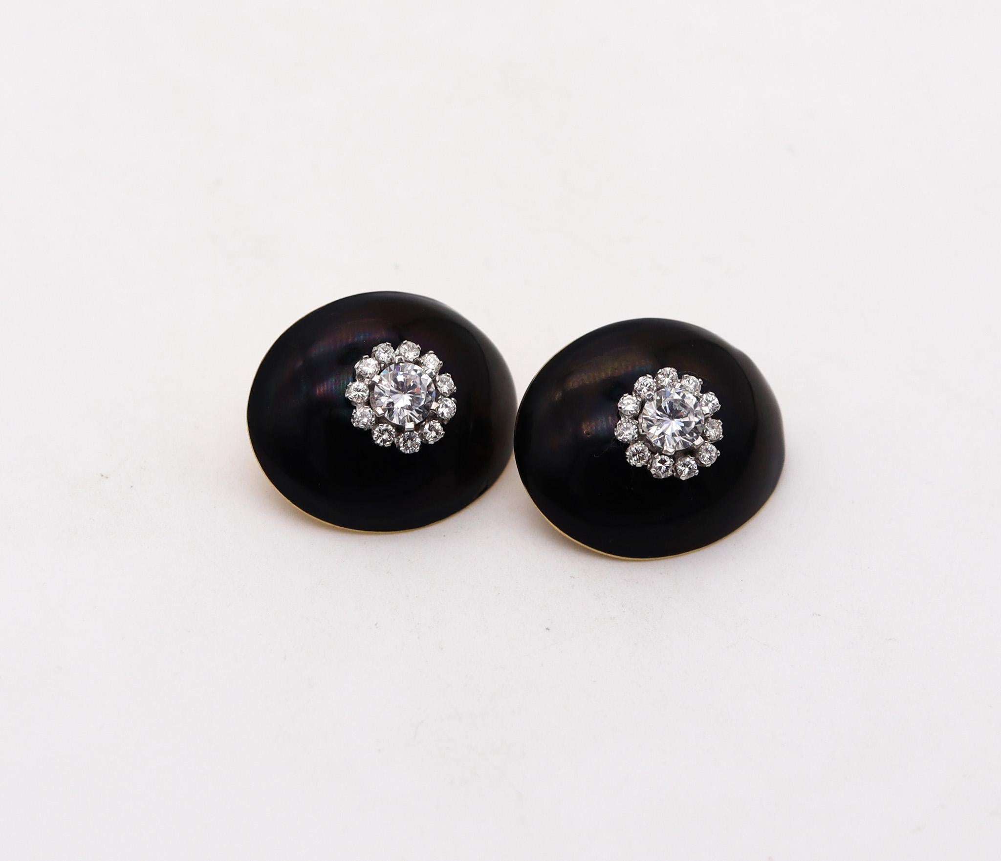 Boucles d'oreilles modernistes avec émail.

Paire de clips d'oreilles très chic, créés en Italie au début des années 1970. Ces boucles d'oreilles estatements ont été réalisées en or jaune massif de 18 carats et agrémentées d'applications d'émail
