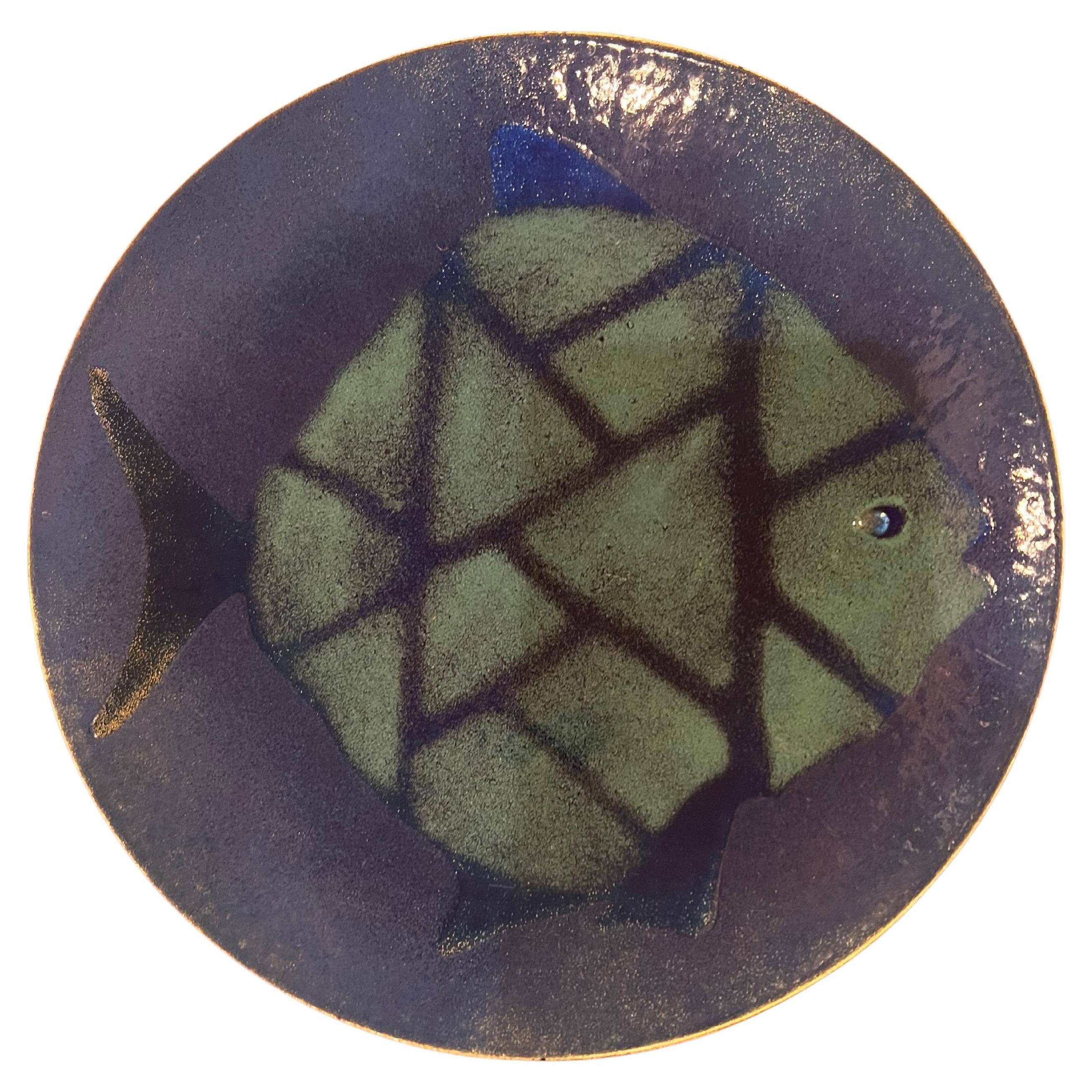 Américain Assiette de bol moderniste émaillée sur cuivre Mid Century Fish Design en vente