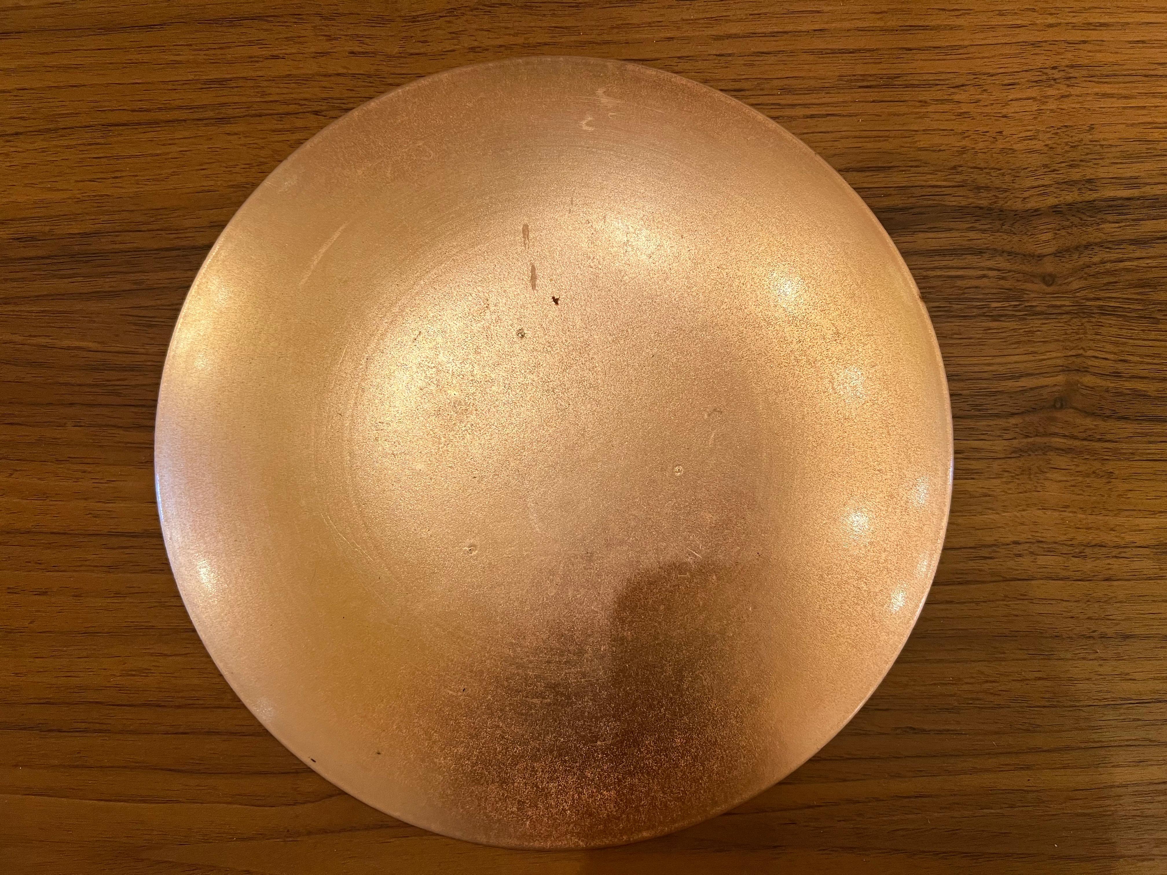 20ième siècle Assiette de bol moderniste émaillée sur cuivre Mid Century Fish Design en vente