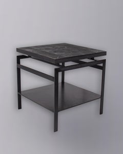 Modernistischer Beistelltisch mit Regal