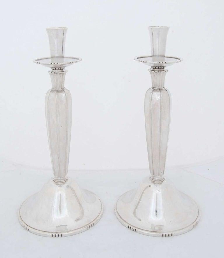 Raro e importante conjunto de candelabros modernistas compuesto por un par de candeleros y un par de candelabros. El conjunto fue realizado por el célebre platero Robert Edgar Stone (1903-1990) y comercializado por la Royal Goldsmith & Silversmith,