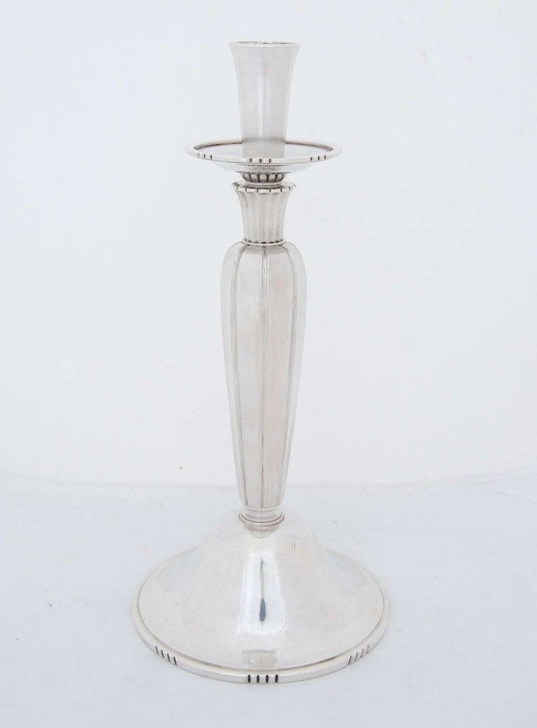 Conjunto modernista de candelabros ingleses de plata Moderno de mediados de siglo en venta