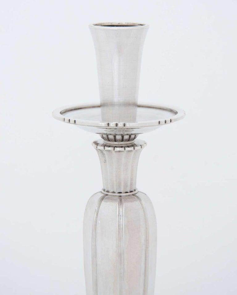 Conjunto modernista de candelabros ingleses de plata Inglés en venta