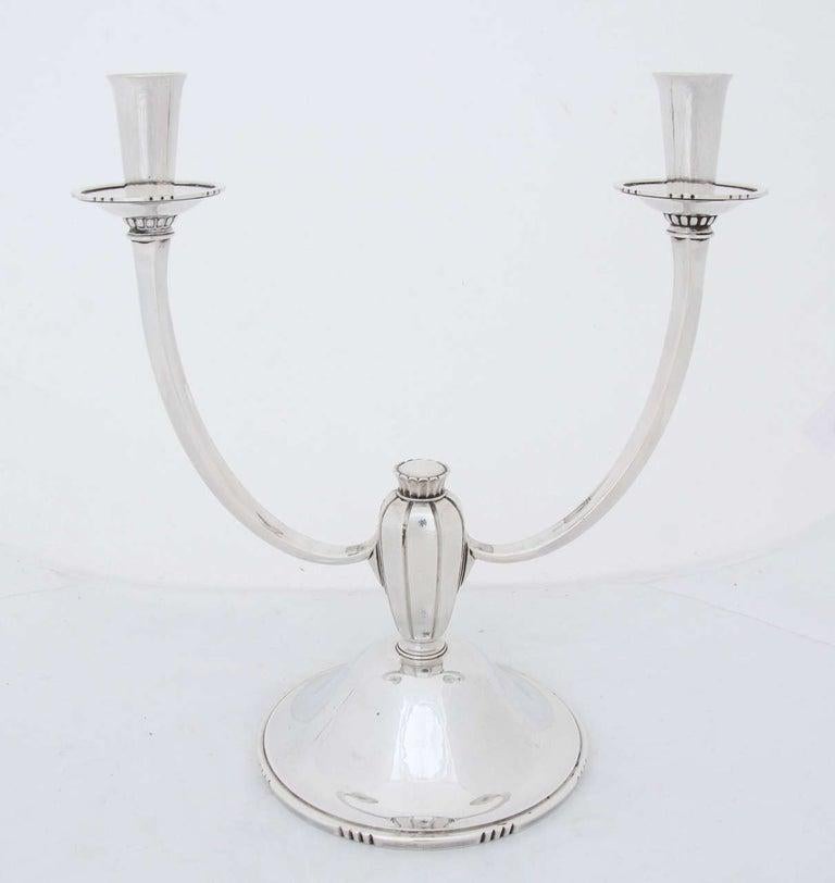 Conjunto modernista de candelabros ingleses de plata en Bueno estado para la venta en London, GB