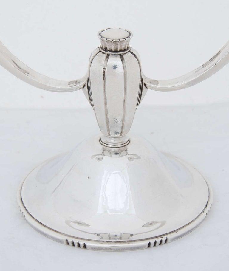 Conjunto modernista de candelabros ingleses de plata mediados del siglo XX en venta