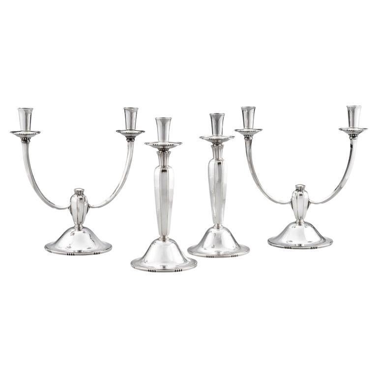 Conjunto modernista de candelabros ingleses de plata en venta