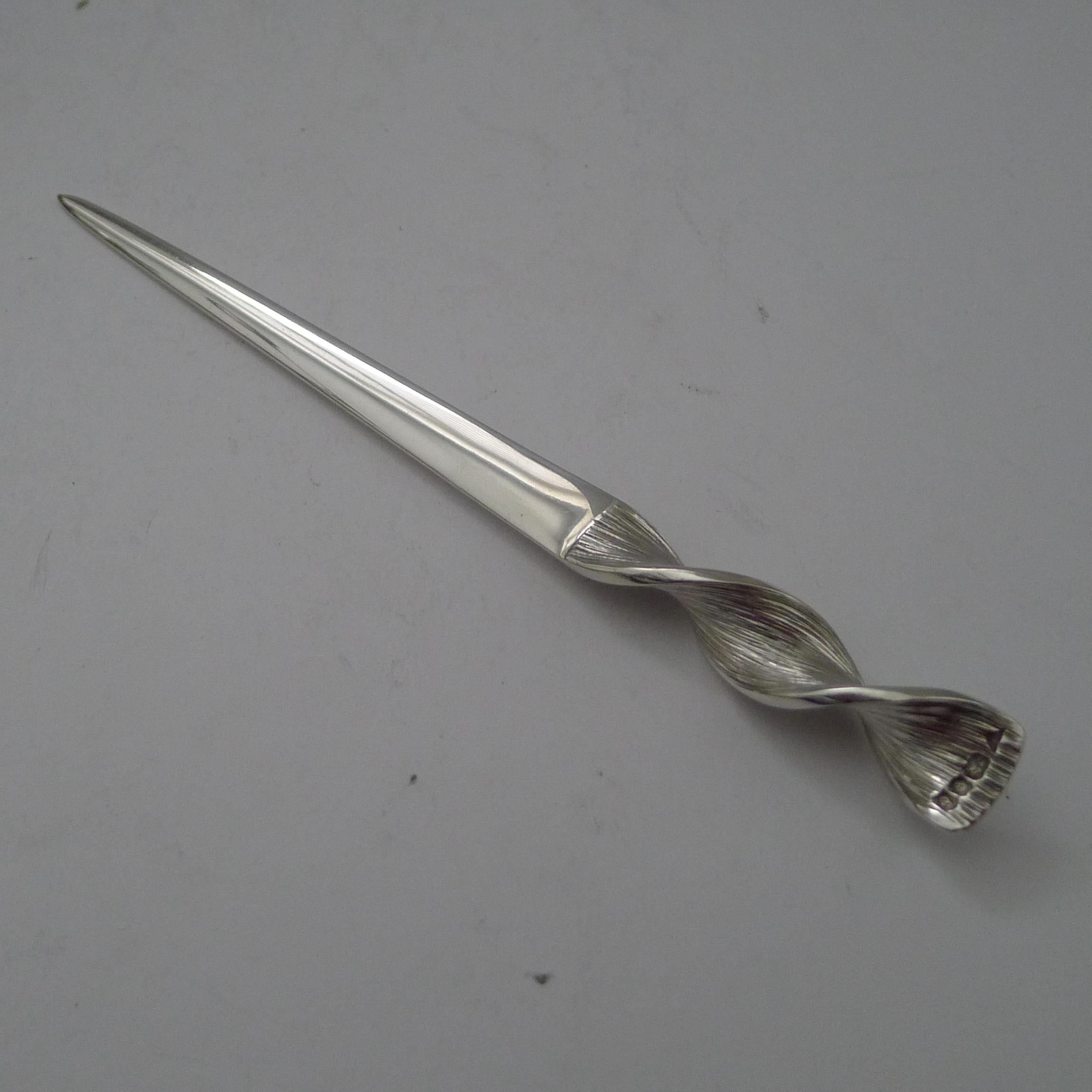 Ein hervorragender moderner Brieföffner aus der Mitte des Jahrhunderts, hergestellt von dem sehr begehrten Silberschmied Brian Leslie Fuller. 

Hergestellt aus massivem englischem Silber, vollständig gestempelt für London 1979 zusammen mit dem
