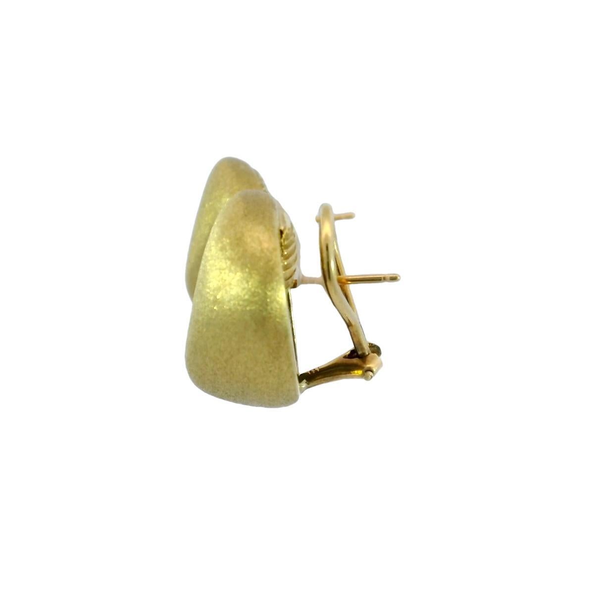 Nachlass Chunky Designer-Ohrringe von MAZ 18K Gelbgold Matte Finish Clip auf der Rückseite

Diese Maz-Ohrringe aus 18 Karat Gelbgold bestechen durch ihr schlichtes und modernes Design. Die Oberfläche ist glatt und poliert und bietet ein dezentes,