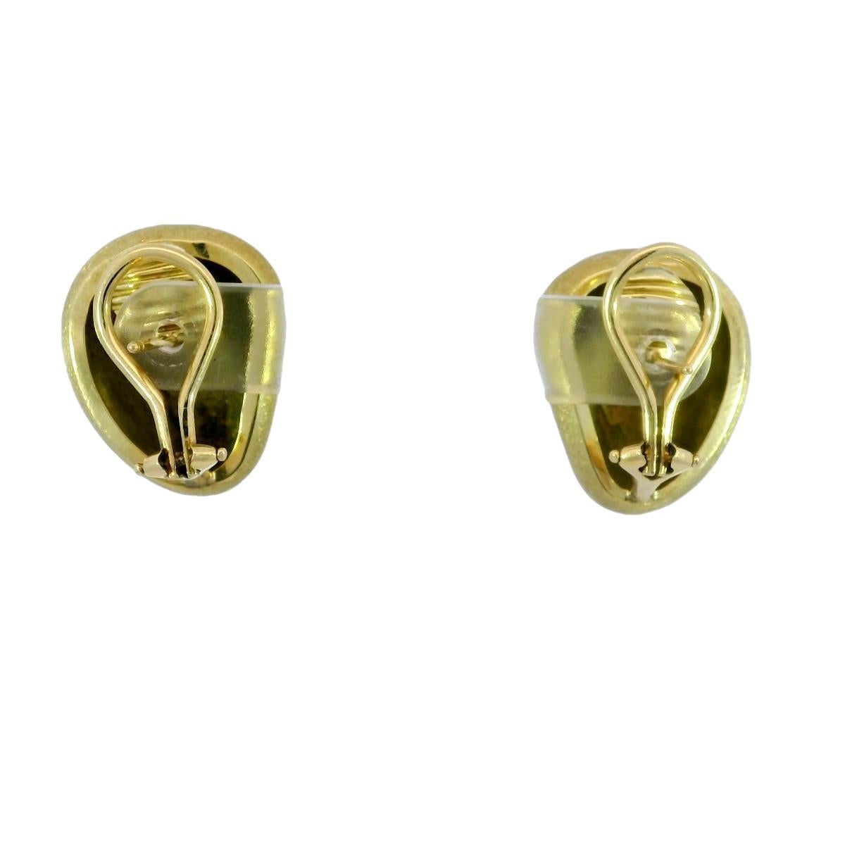 Nachlass Chunky Designer-Ohrringe von MAZ 18K Gelbgold Matte Finish Clip auf der Rückseite (Moderne) im Angebot