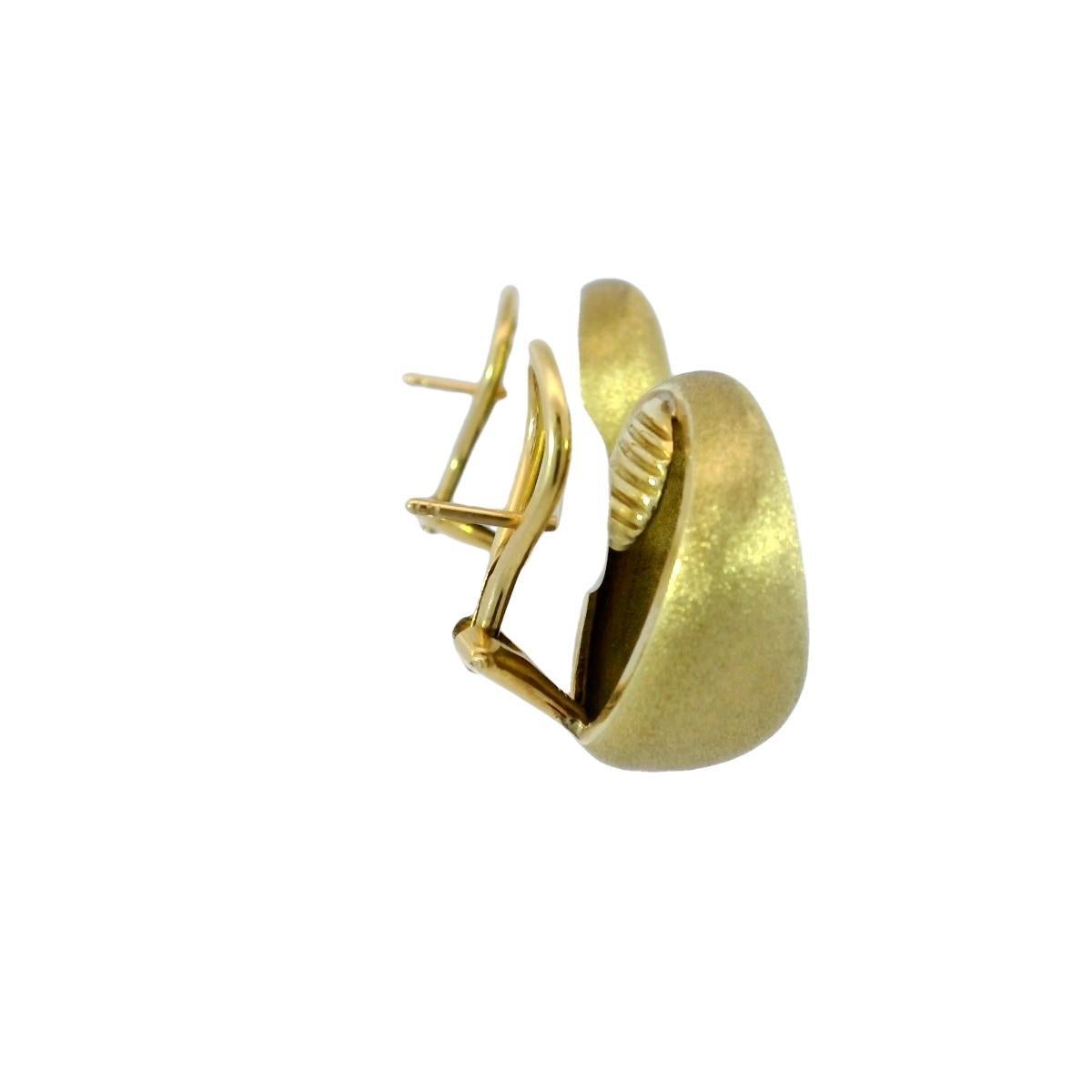 Nachlass Chunky Designer-Ohrringe von MAZ 18K Gelbgold Matte Finish Clip auf der Rückseite im Zustand „Hervorragend“ im Angebot in Fairfield, CT