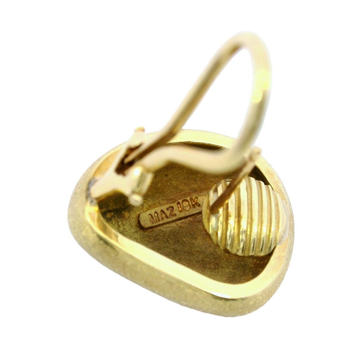 Nachlass Chunky Designer-Ohrringe von MAZ 18K Gelbgold Matte Finish Clip auf der Rückseite Damen im Angebot