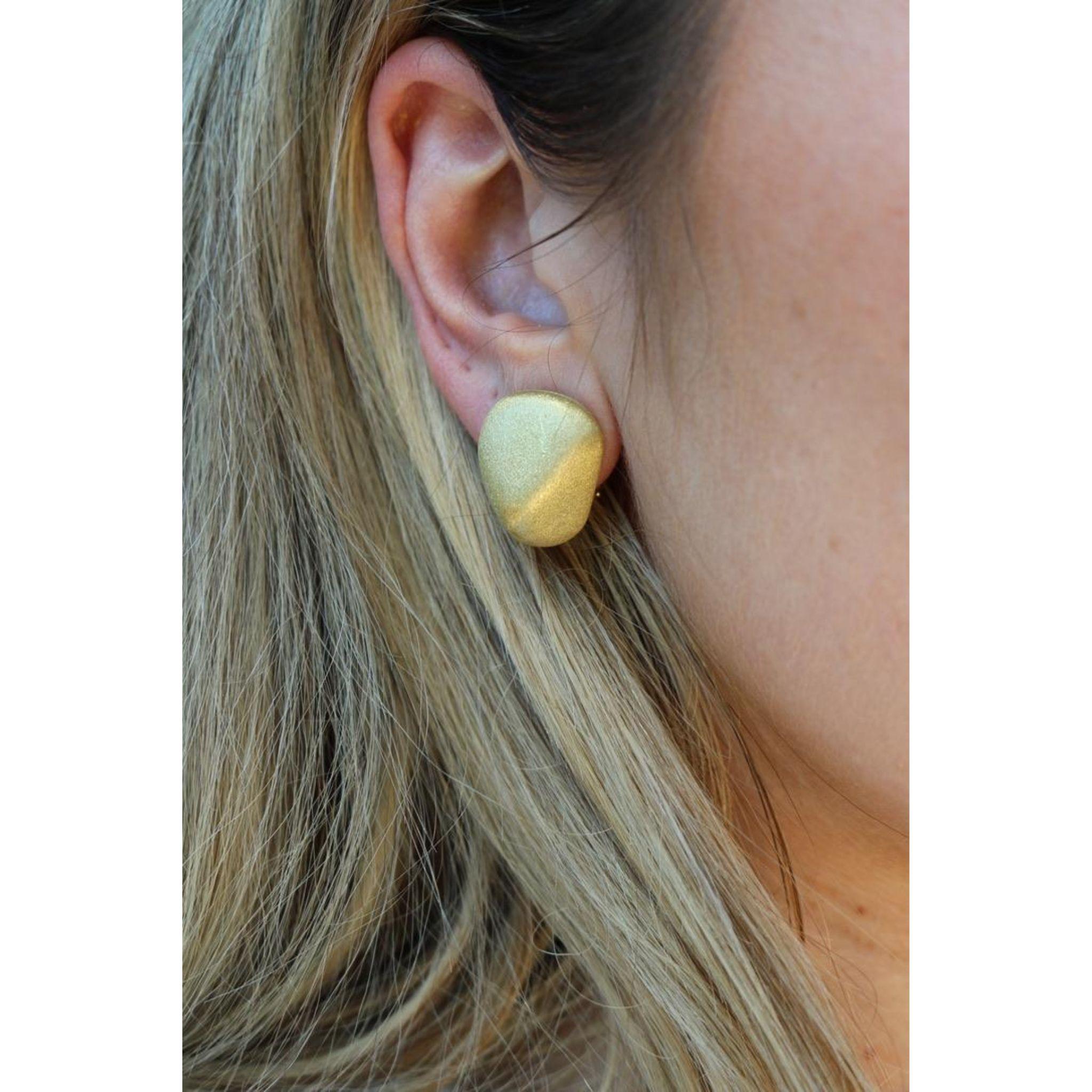 Nachlass Chunky Designer-Ohrringe von MAZ 18K Gelbgold Matte Finish Clip auf der Rückseite im Angebot 3