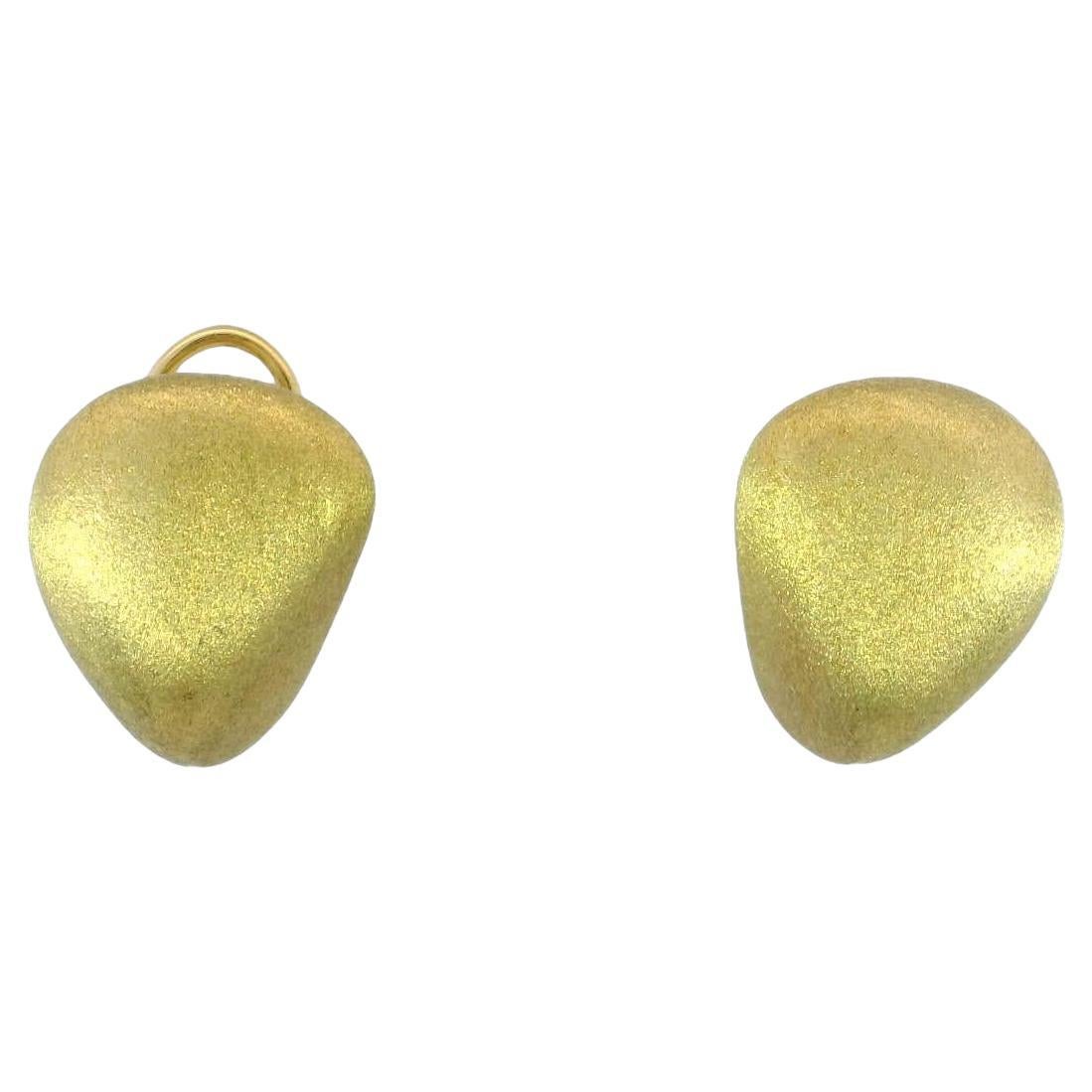 Nachlass Chunky Designer-Ohrringe von MAZ 18K Gelbgold Matte Finish Clip auf der Rückseite im Angebot